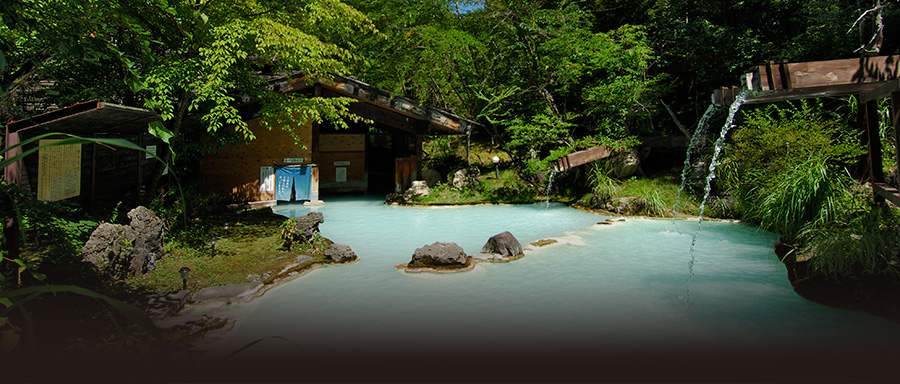 白骨の名湯 泡の湯 — 長野・松本市白骨温泉 · 毎分1,730リットルが注ぐ乳白色の大野天風呂