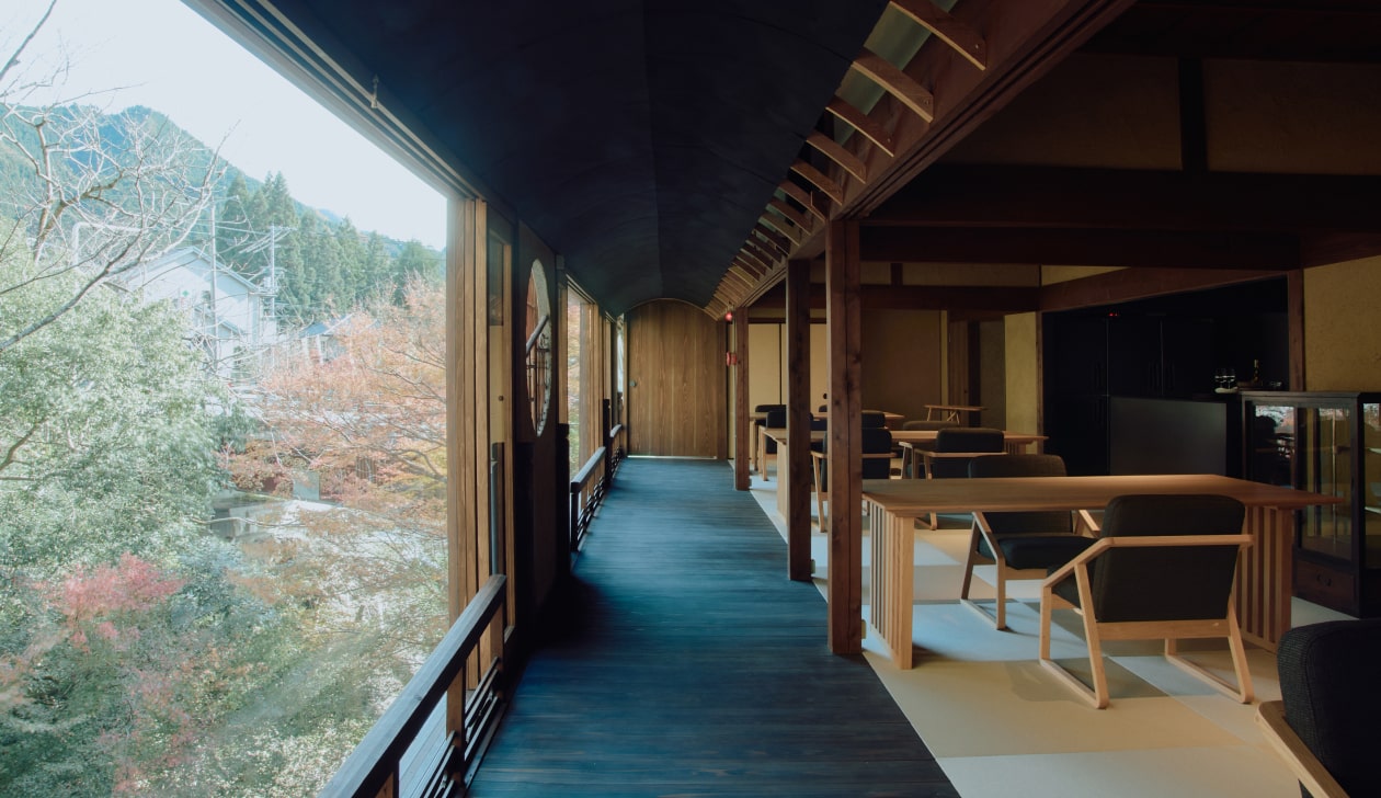 せせらぎの宿 弥仙館 — 奈良・天川村川合 · 館内レストランSÉN、渓に面した吉野材の食空間