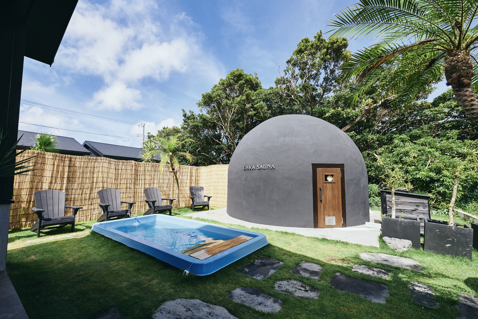 LAVA SAUNA & VILLA — 八丈町三根 · 玄武岩の島に建つドーム型溶岩サウナと一棟貸しヴィラ4棟
