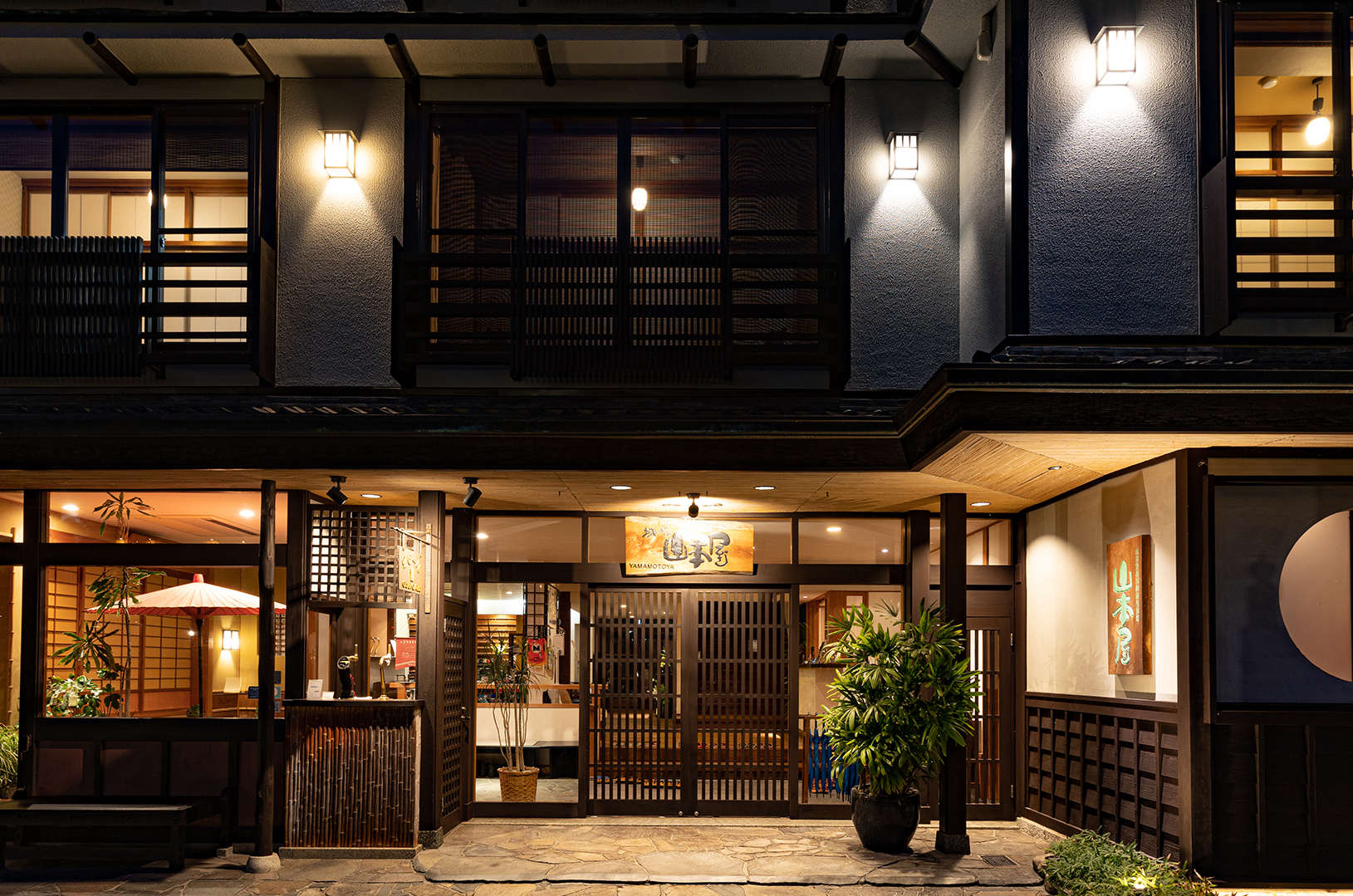 山本屋 — 城崎・柳並木 · 創業約350年、柳湯に隣接する木造三階建ての老舗旅館