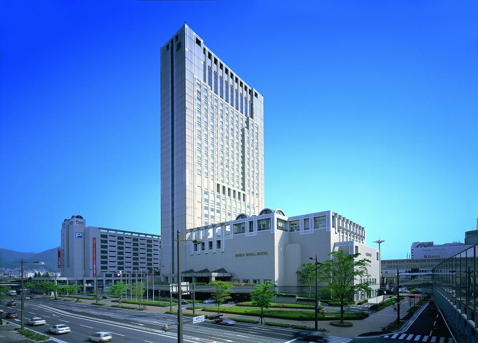 リーガロイヤルホテル小倉 — 北九州市小倉北区浅野 · 地上132mの高層都市ホテル