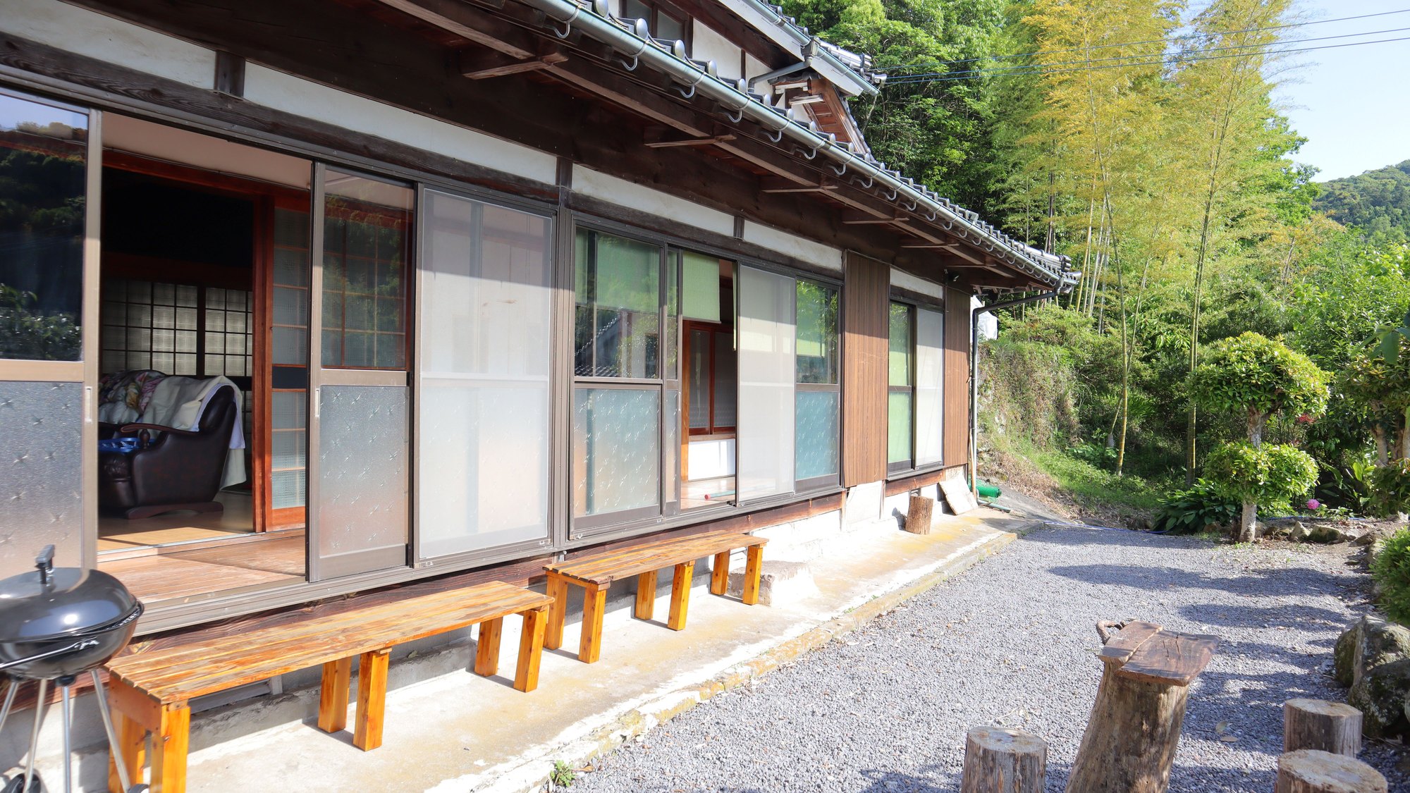 古民家villa kobata — 豊後高田市小畑・竹林と山を背にした木造平屋の縁側と土間、ひと組で過ごす古民家宿