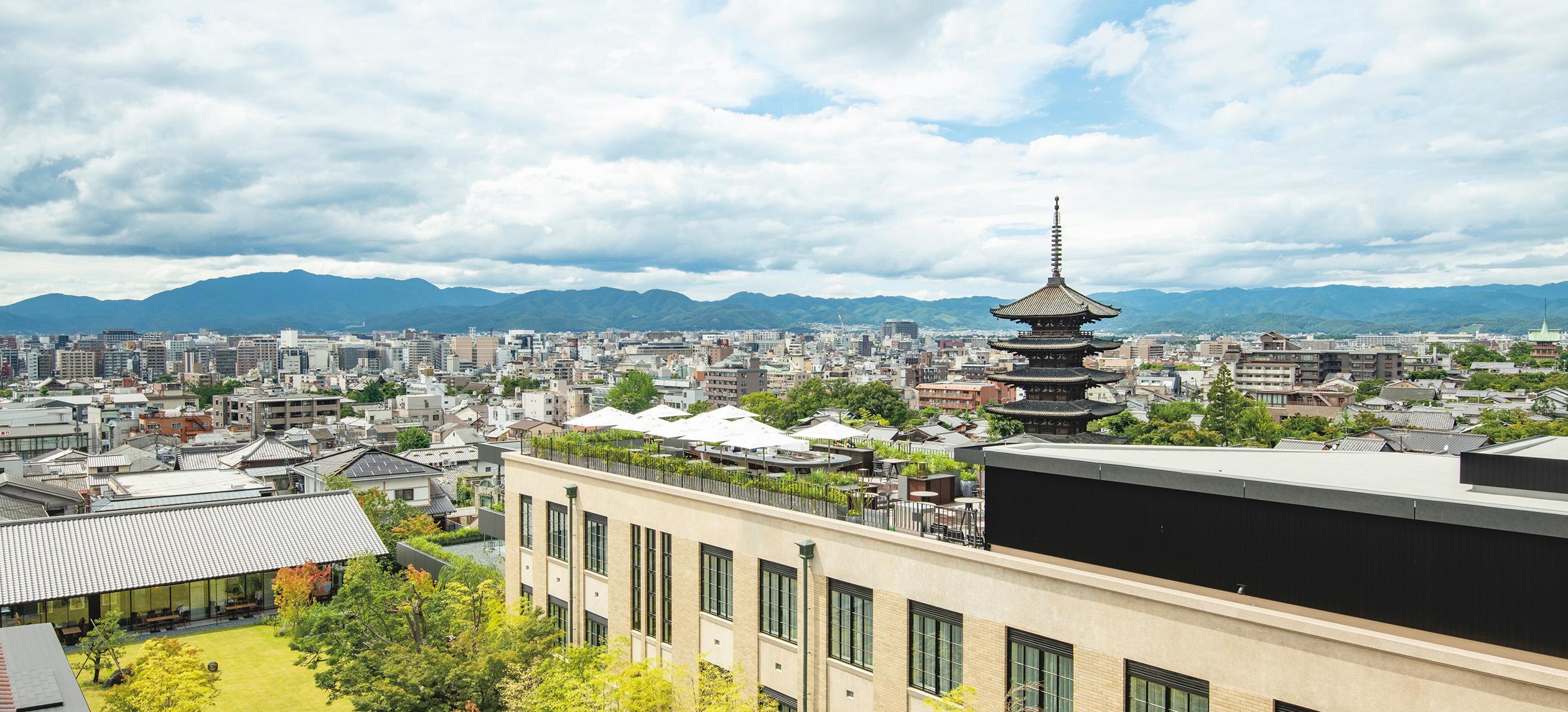 ザ・ホテル青龍 京都清水 — 京都市東山区 · 新棟ファサードに杉の縦ルーバー、間隔は約60mm。校舎の古い煉瓦壁と直交させることで、清水の街並みの