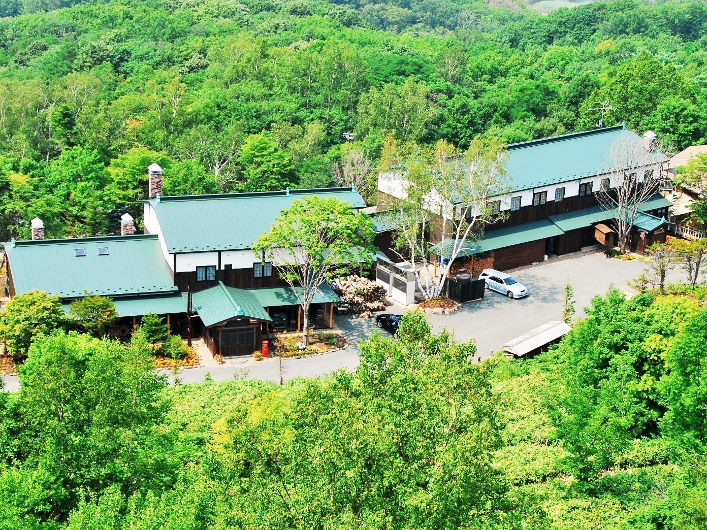 オーベルジュ北の暖暖 — 北海道・網走 · 天都山の森に建つ屯田造りの宿