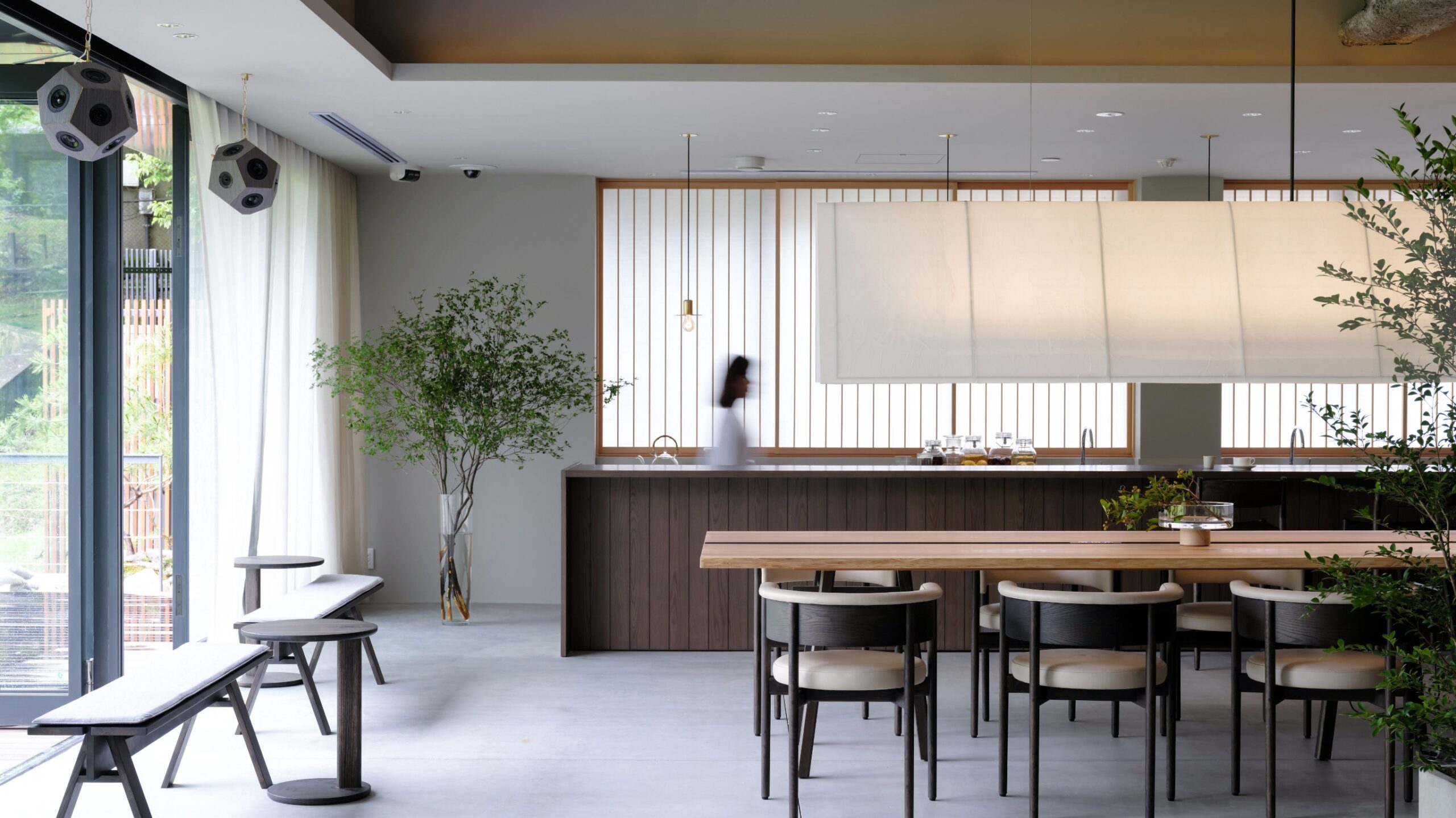 MIROKU 奈良 by THE SHARE HOTELS — 奈良市高畑 · 吉野杉と黒染めの家具が並ぶラウンジ
