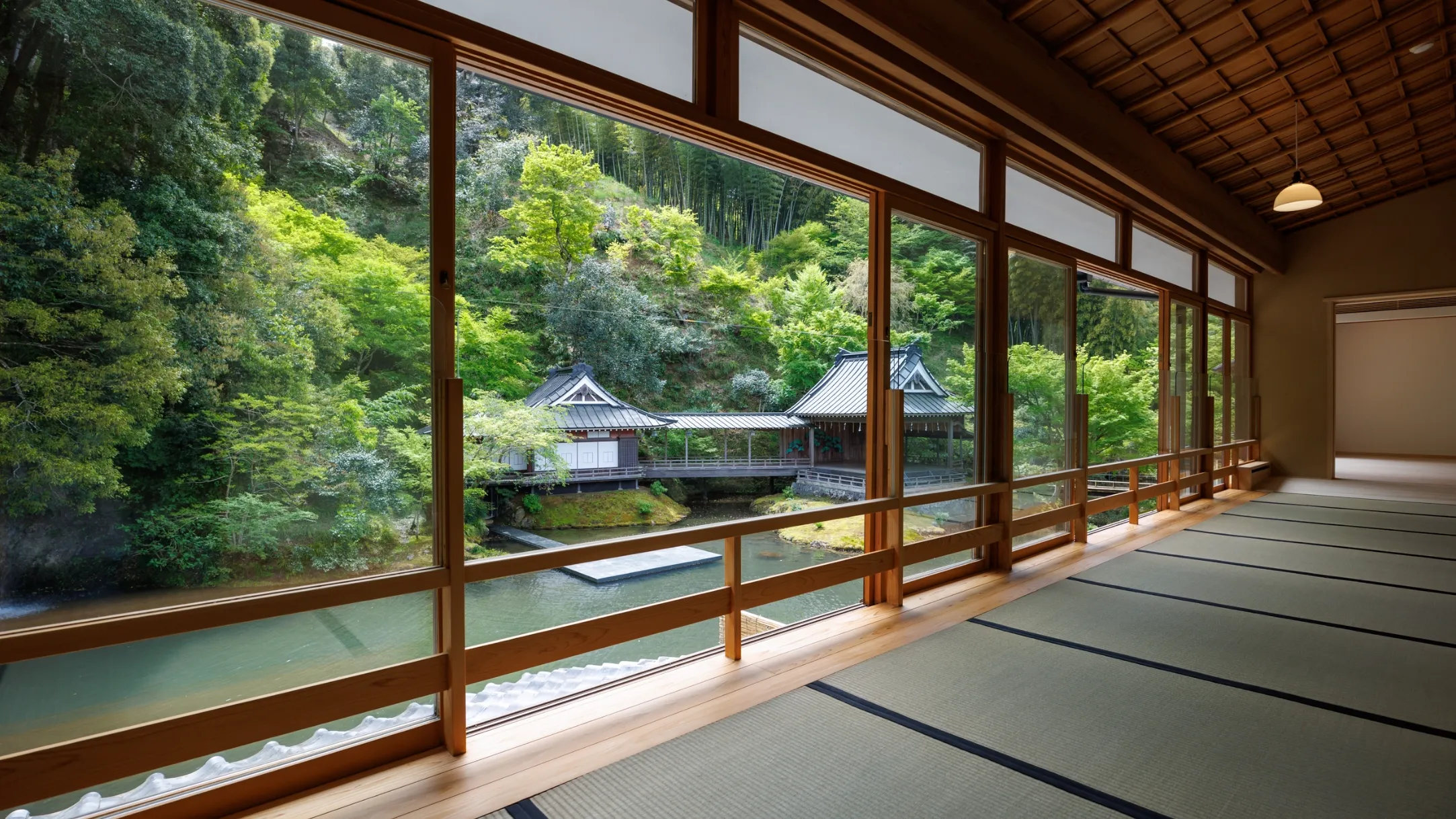あさば — 静岡・修善寺温泉 · 池を隔てて建つ能舞台「月桂殿」を客室から望む数寄屋の宿