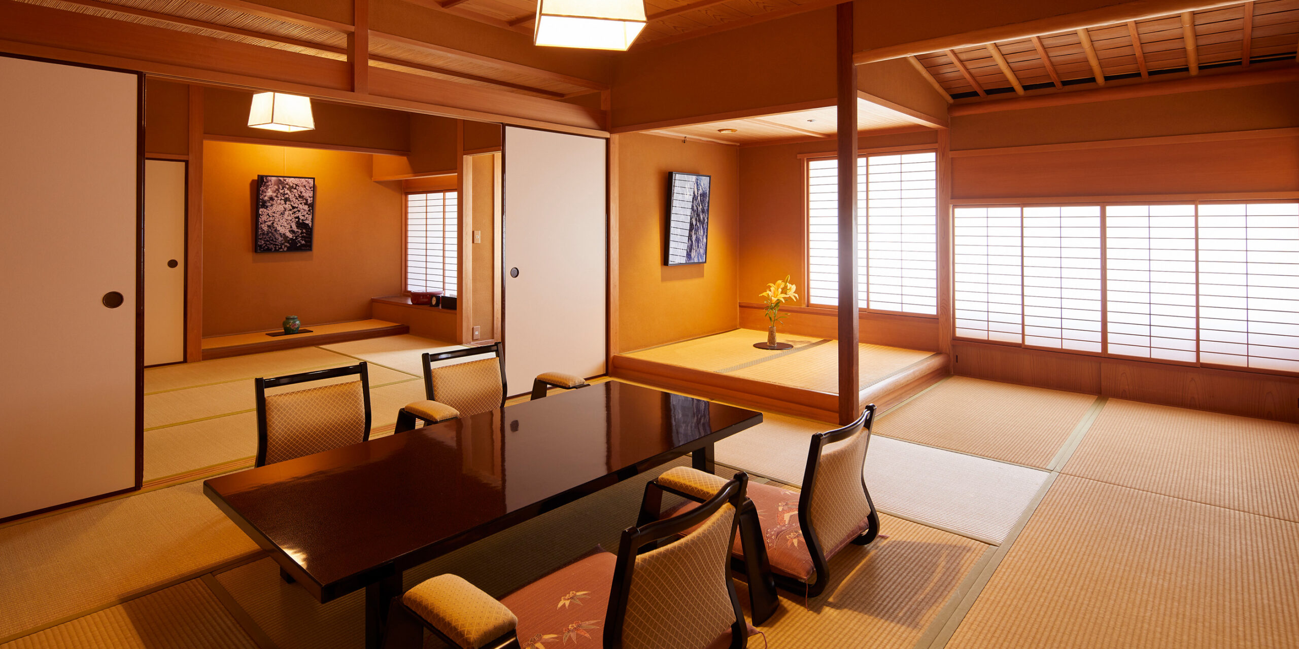 道後温泉 大和屋本店 — 愛媛・松山 · 世阿弥の『風姿花伝』を掲げる数寄屋造りの客室、能舞台「千寿殿」を持つ宿