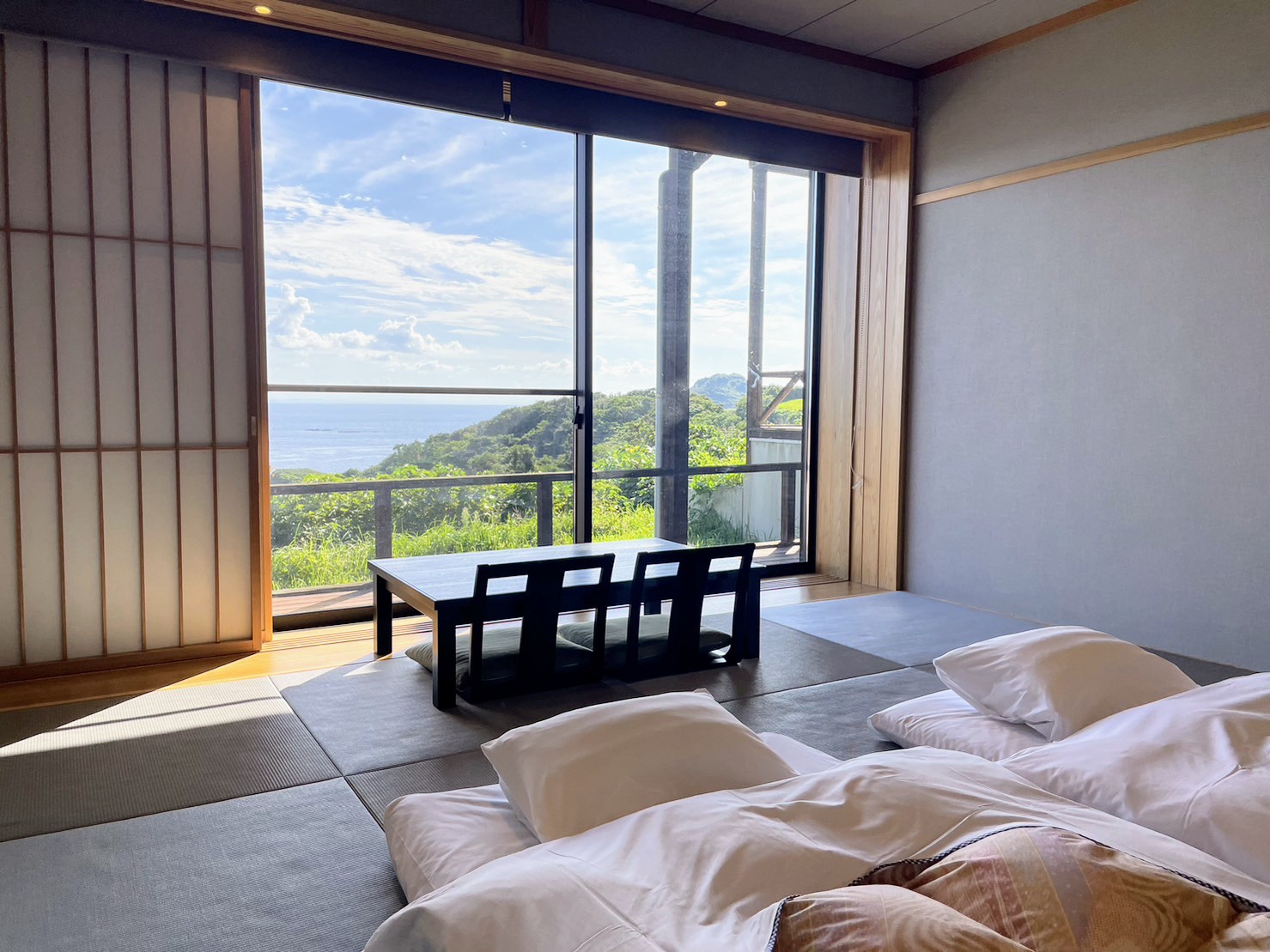 ホテル知夫の里 — 知夫村 · 障子越しに日本海を望む和室
