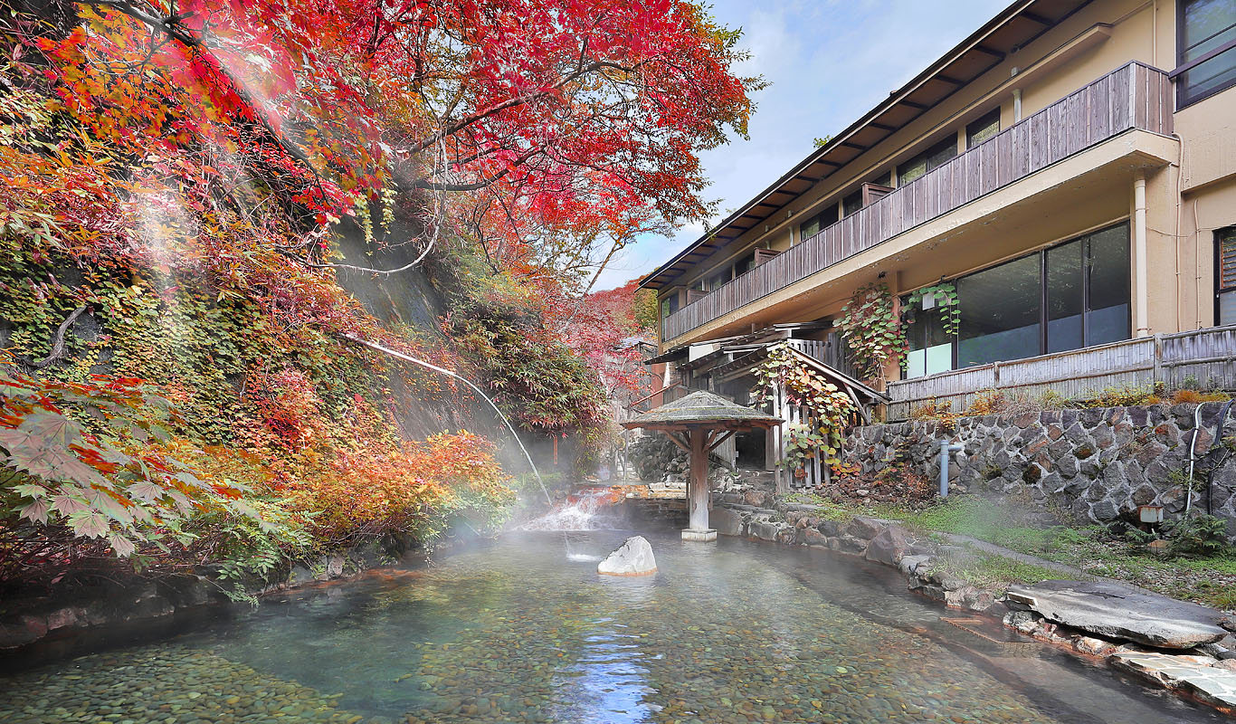 大丸温泉旅館 — 那須・奥那須温泉郷 · 紅葉期の川の湯、渓の斜面と石積みの堰、湯気の立つ段状の湯だまり