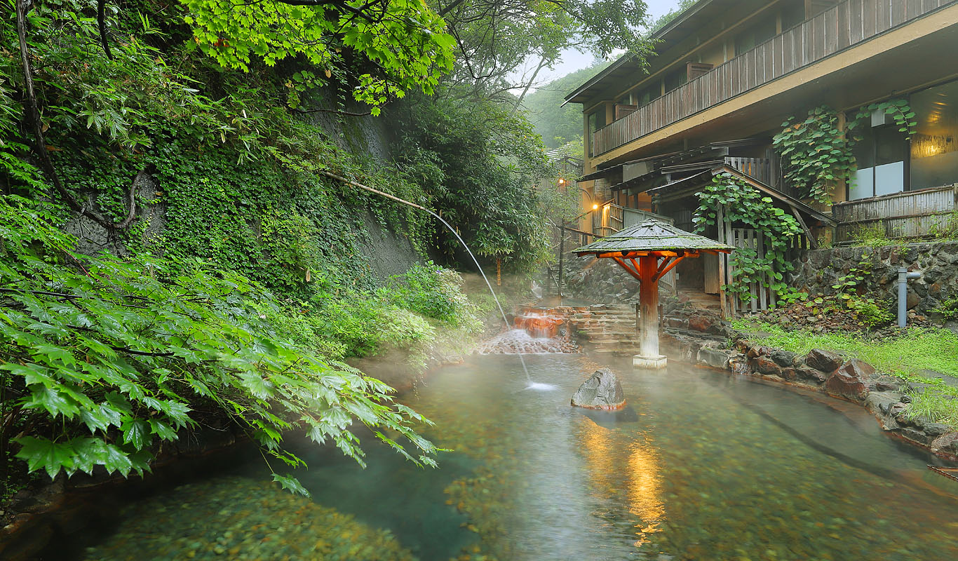 大丸温泉旅館 — 栃木県那須町湯本 · 温泉となった白戸川を堰き止めた露天『川の湯・白樺の湯』と石積みの湯だまり