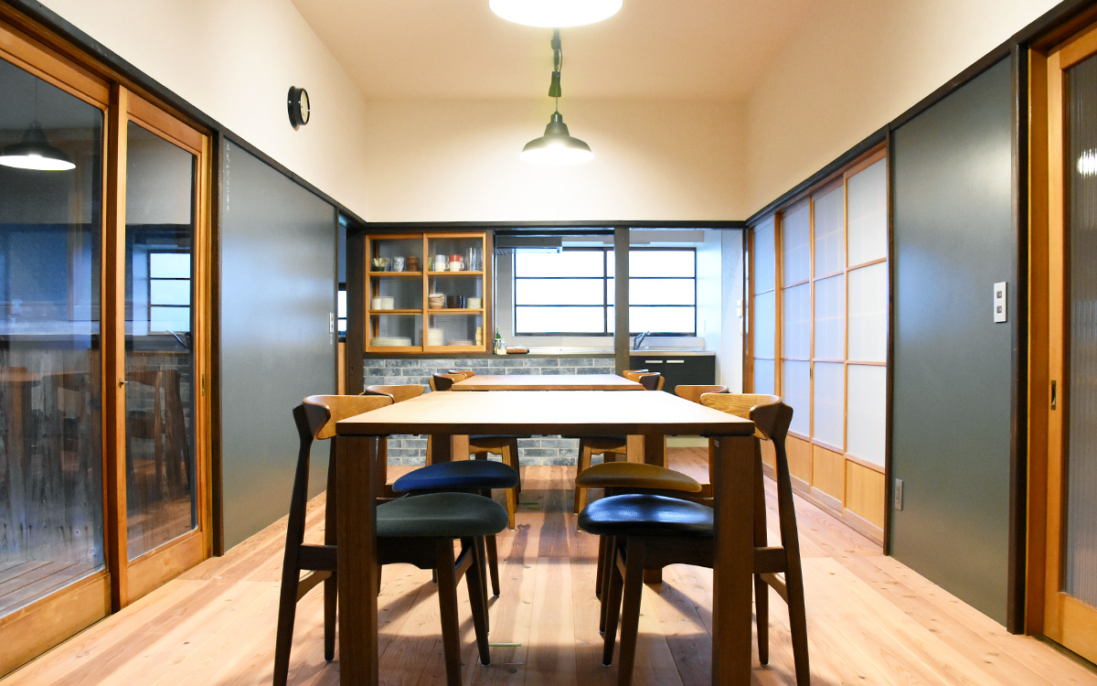 OMISHIMA-SPACE HANARE — 愛媛県今治市上浦町 · 寝室の畳と障子、瀬戸内の朝の光