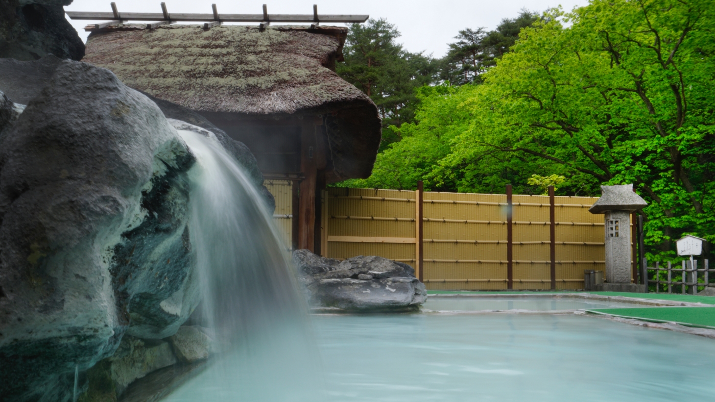 旅館 玉子湯 — 福島市高湯温泉 · 明治元年創業、萱ぶきの湯小屋と青みを帯びた白濁の硫黄泉