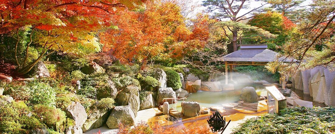 篝火の湯 緑水亭 — 仙台市太白区秋保 · 紅葉に囲まれた広大な岩組み露天風呂「篝火の湯」と茅葺き屋根の湯屋