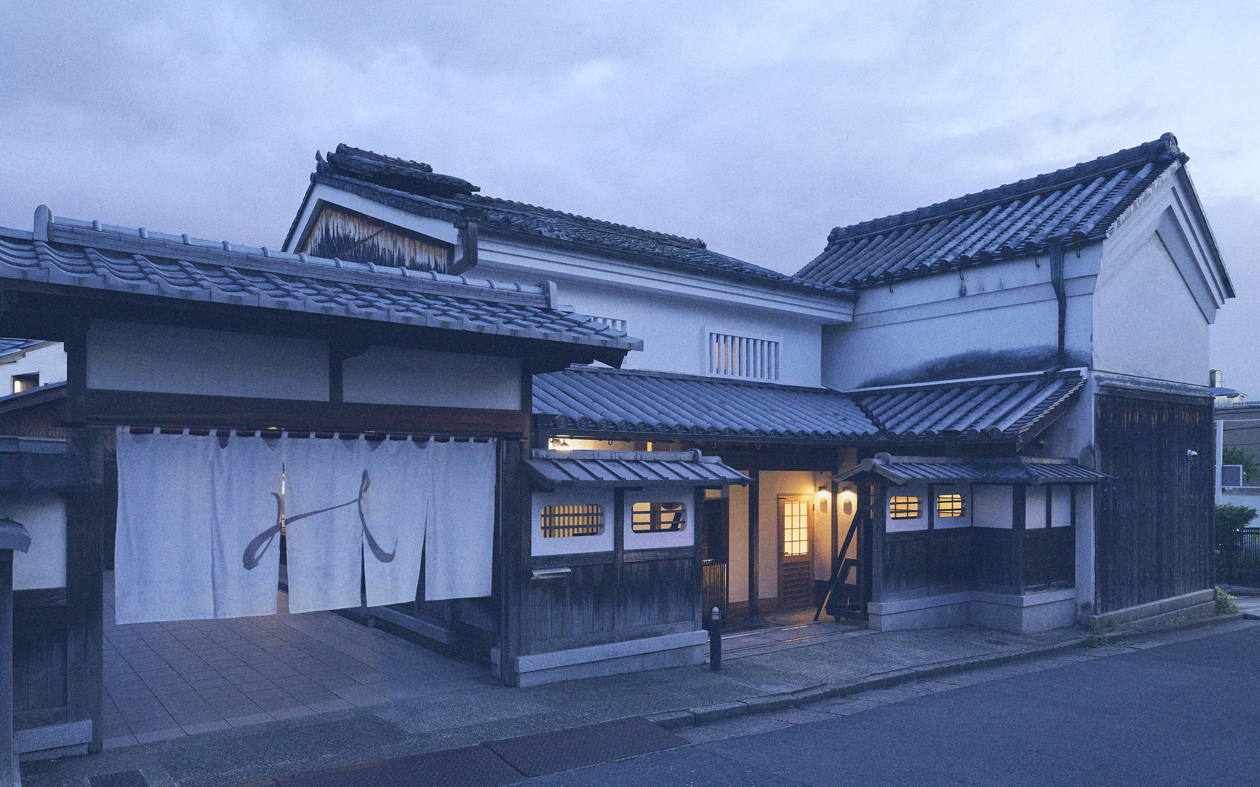 風の ならまち — ならまち・奈良市 · 酒蔵の系譜を引く小規模の宿
