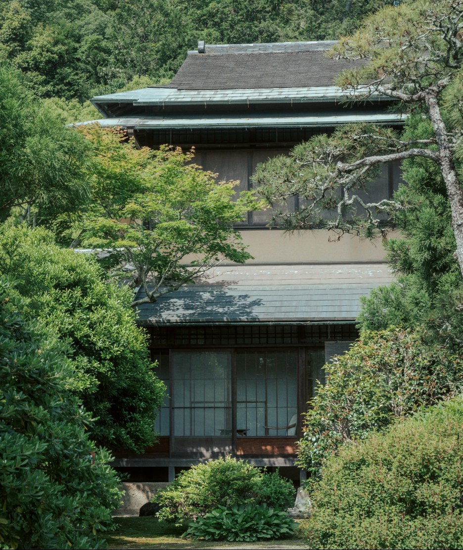 三養荘 — 伊豆の国市・庭園越しに見上げる本館の二階建棟、入母屋の軒が二段に重なる近代和風住宅の外観