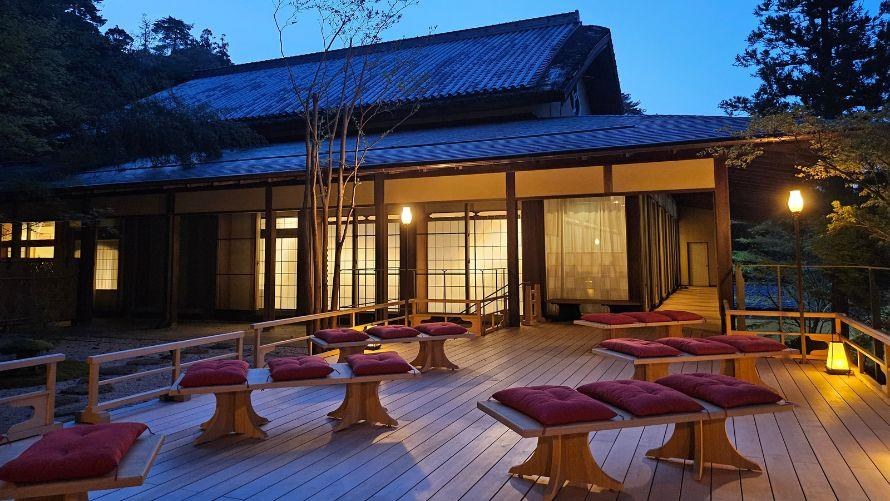 三養荘 — 伊豆の国市・2026年5月に復元された月見台、庭に張り出した板床と丸椅子が宵の灯りに浮かぶ