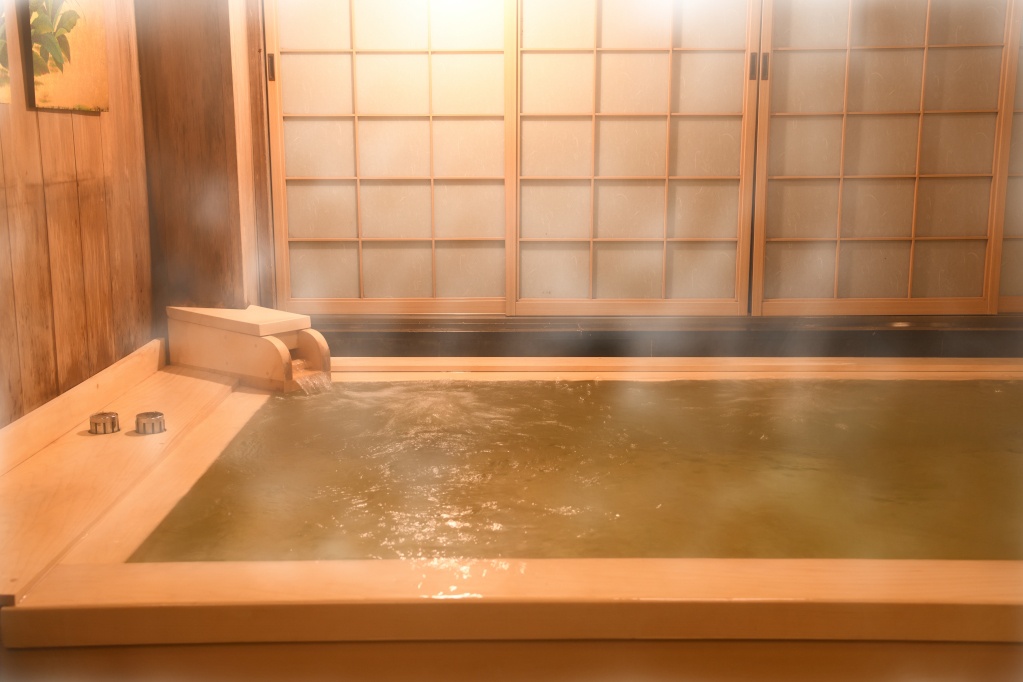 晴鴨樓 — 京都市東山区 · 高野槙で刳られた浴槽、樹齢400年超の材を用いた湯