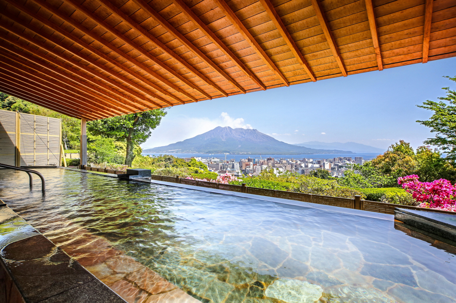 SHIROYAMA HOTEL kagoshima — 鹿児島・城山 · 標高108mの丘に建つ、桜島を望む展望露天温泉
