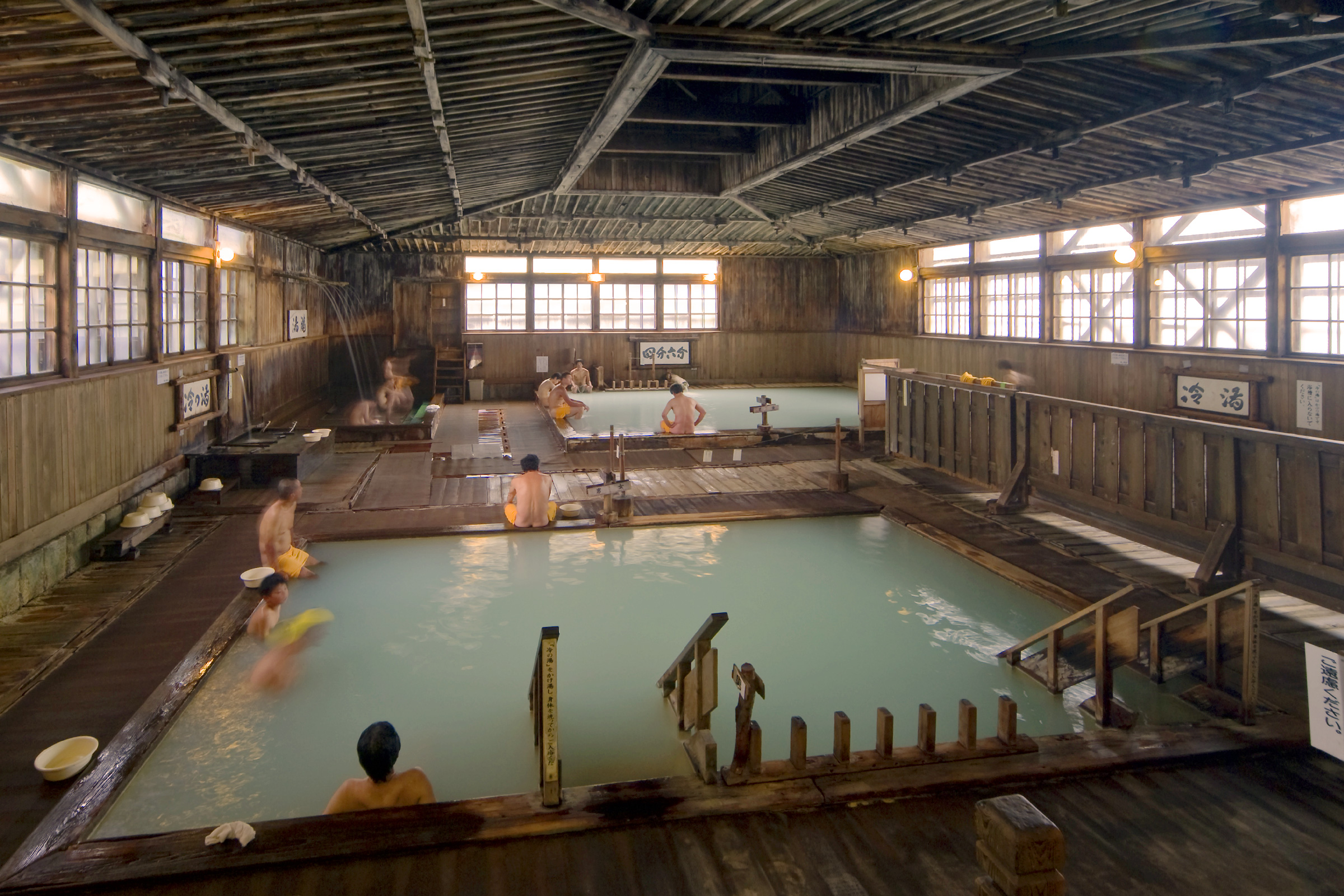 酸ヶ湯温泉旅館 ヒバ千人風呂 — 青森・八甲田 · 柱を一本も立てない総ヒバ造・約160畳の混浴大浴場