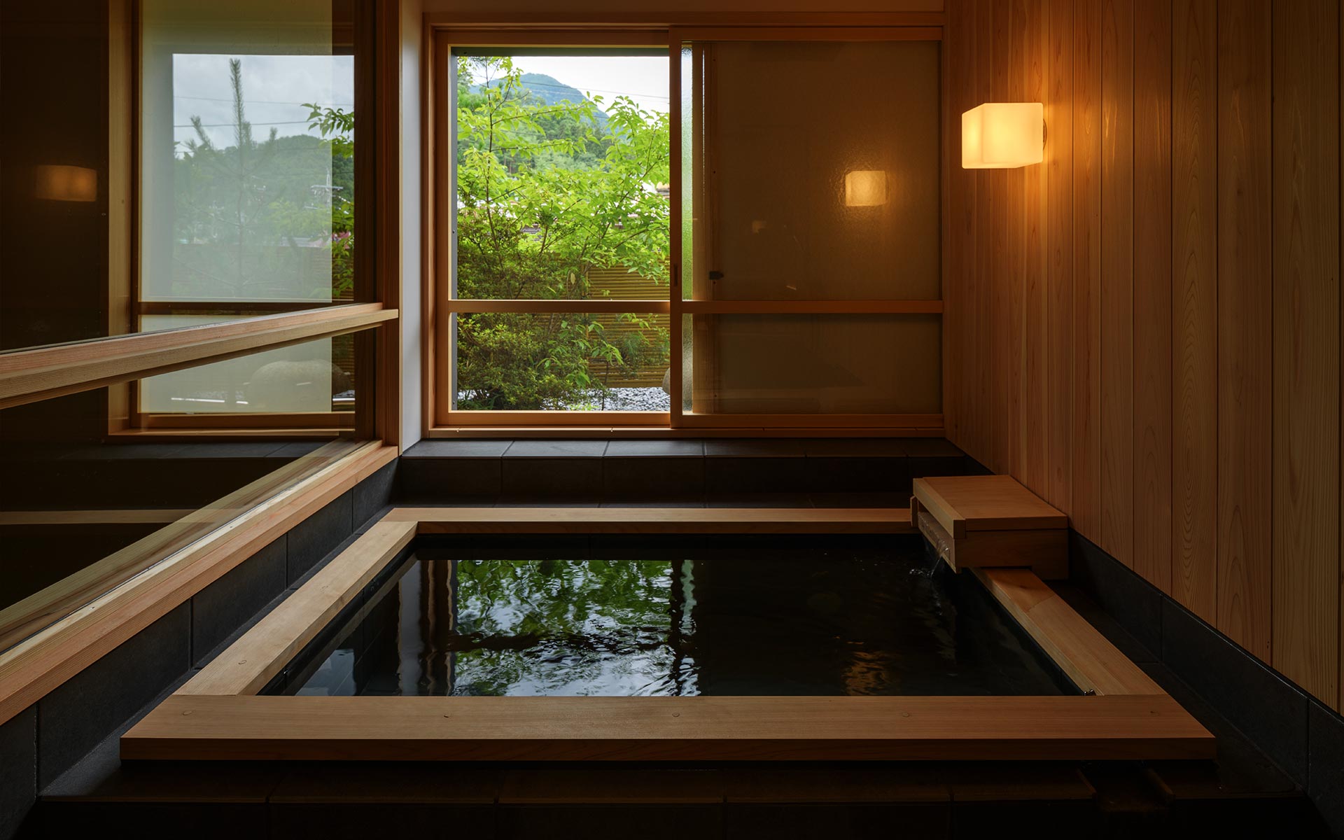 信州別所温泉 玉屋旅館 — 上田市・別所温泉227 · 斜面に折り重なる木造二層のプレミアム客室棟