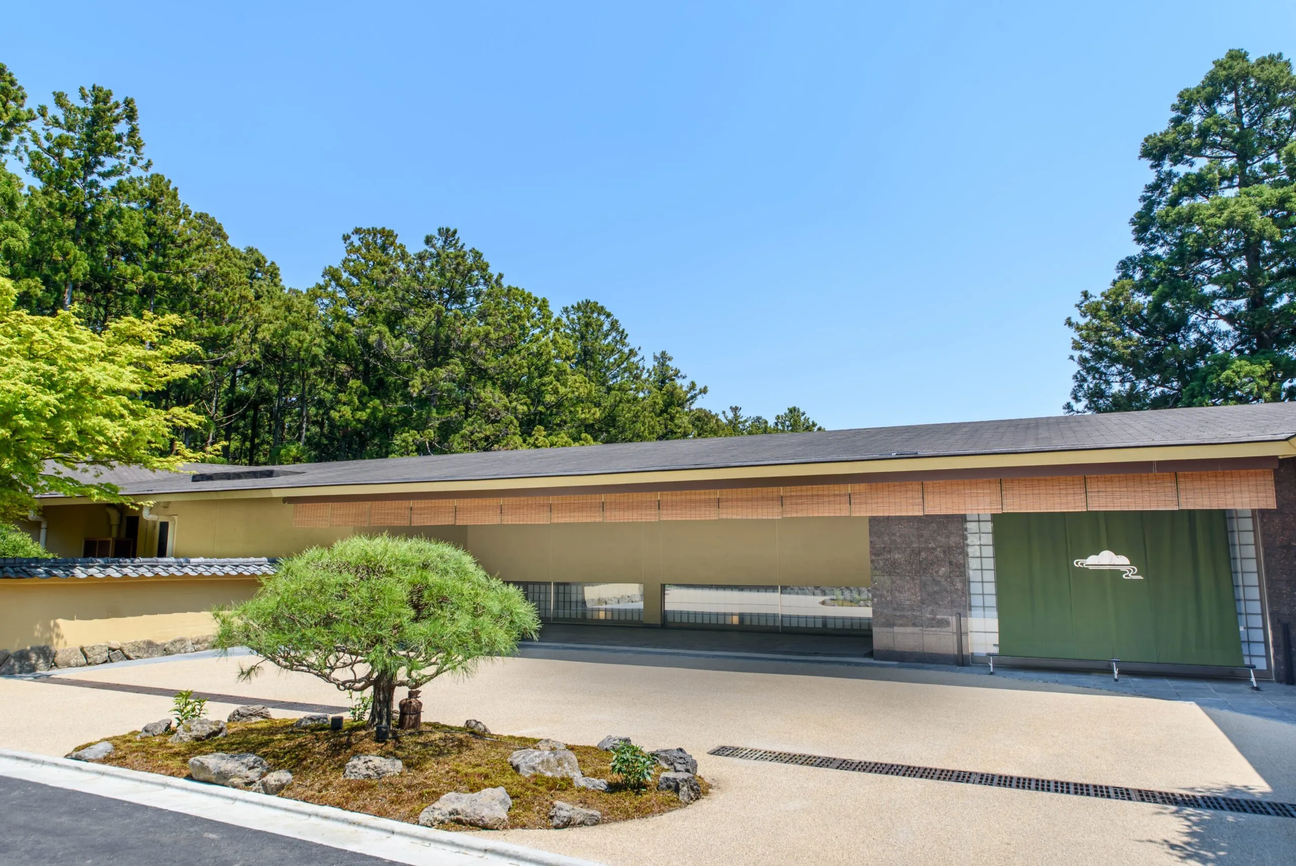 箱根・翠松園 — 箱根小涌谷 · 大正期の別荘建築を継ぐ全室露天付スイート、縁なし畳の和室