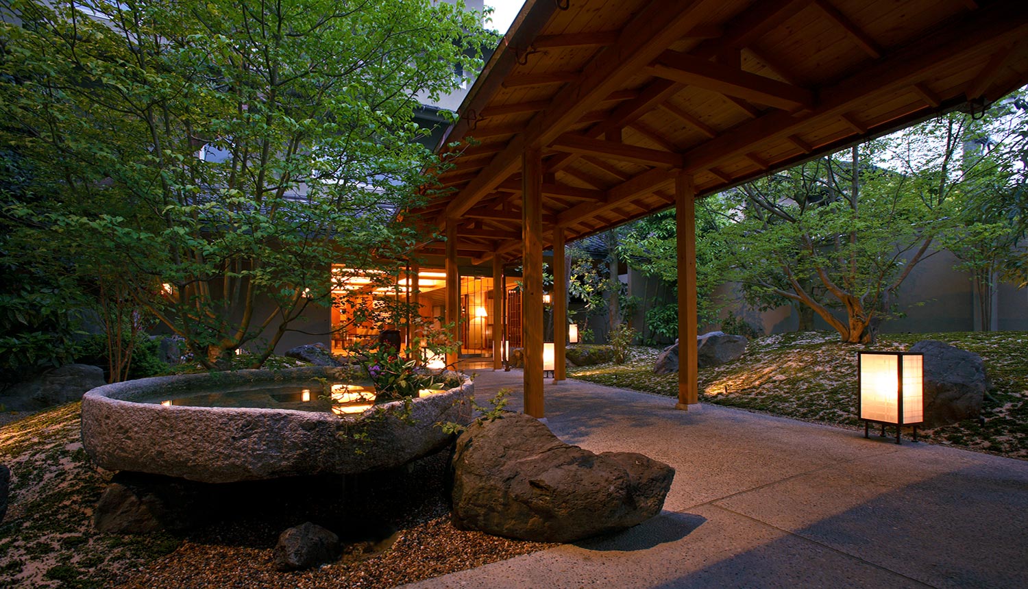 皆美館 — 松江・宍道湖畔 · 数寄屋の庇と石の水鉢を灯す、暮れどきの日本庭園