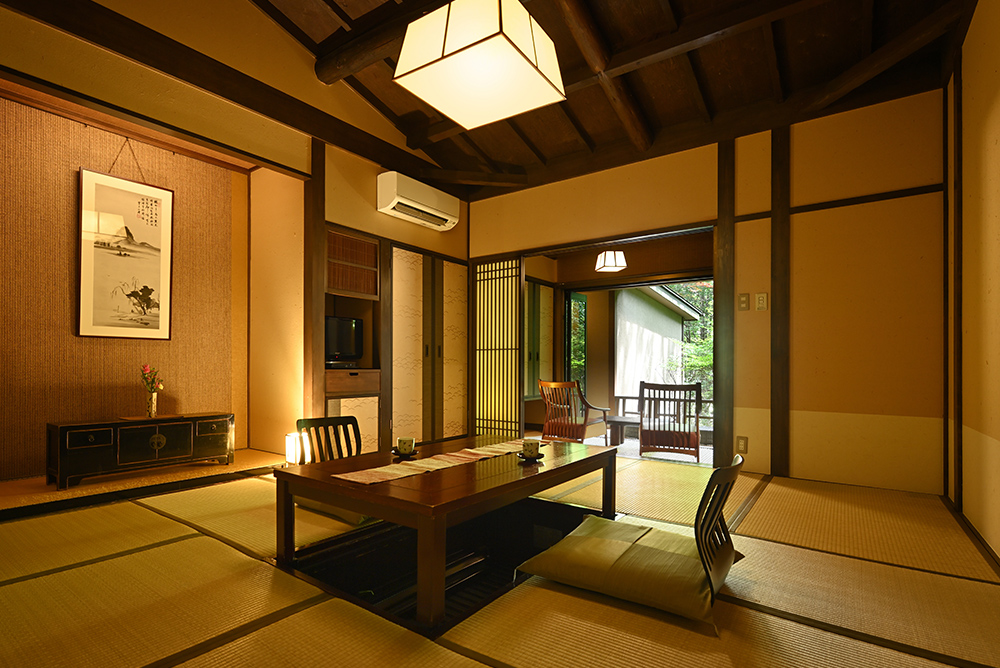 四季を味わう宿 山の茶屋 — 箱根・塔之沢 · 障子を開けると月見台へと続く、渓に面した和室