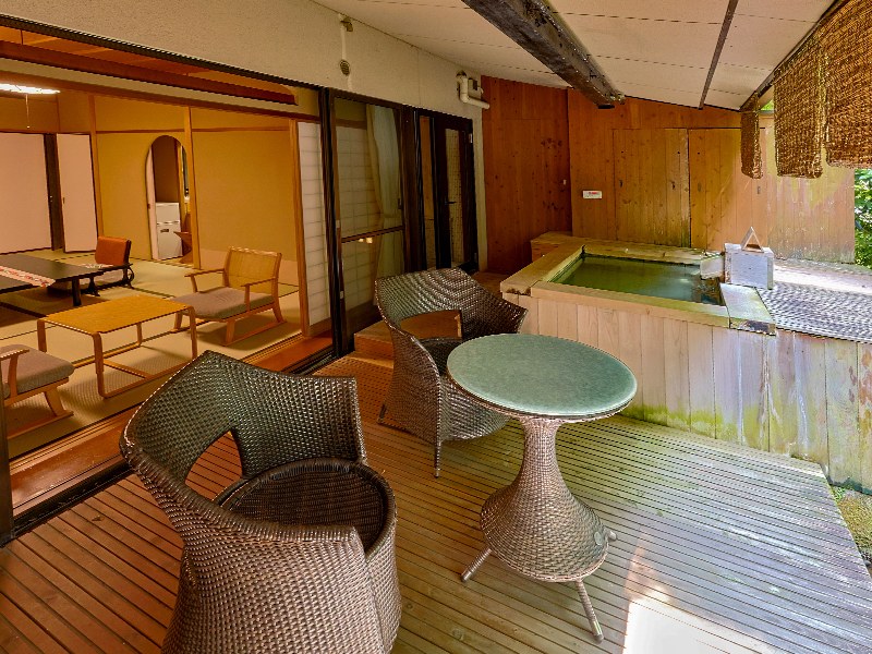 海石榴 つばき — 神奈川県湯河原町 · 檜の露天風呂を備える本館の50㎡和室、庭を望む客室
