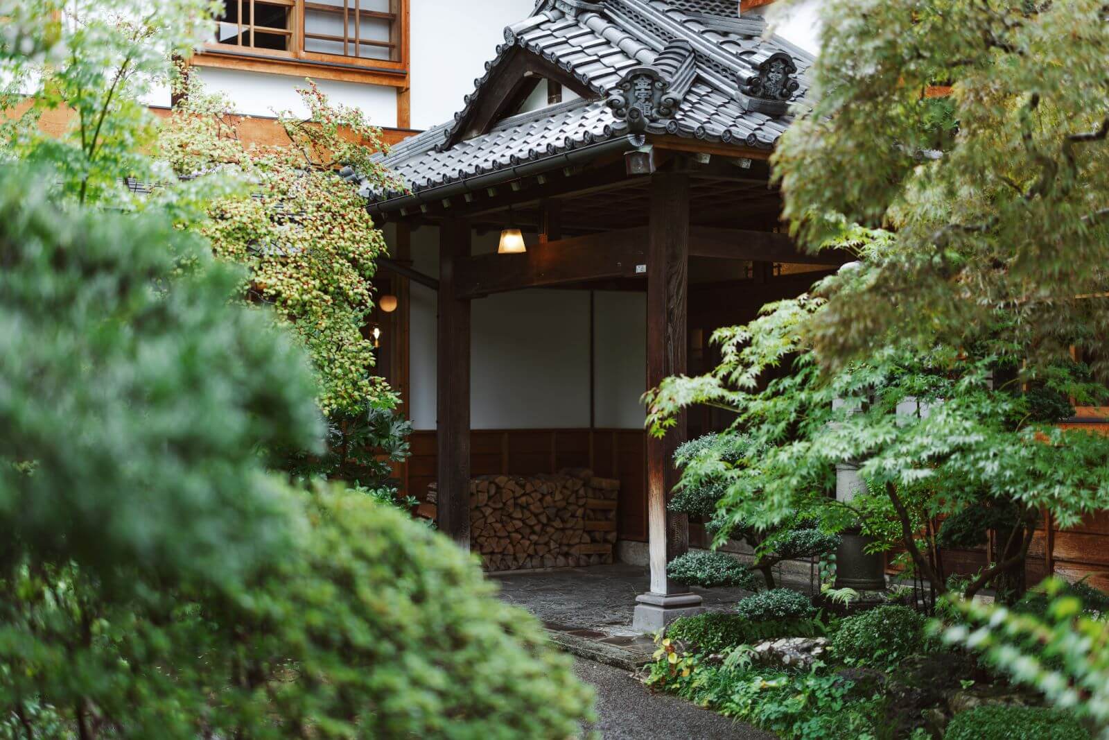 鄙の宿 金宇館 — 松本・美ヶ原温泉 · 昭和初期の木造三階、瓦屋根の玄関と苔庭