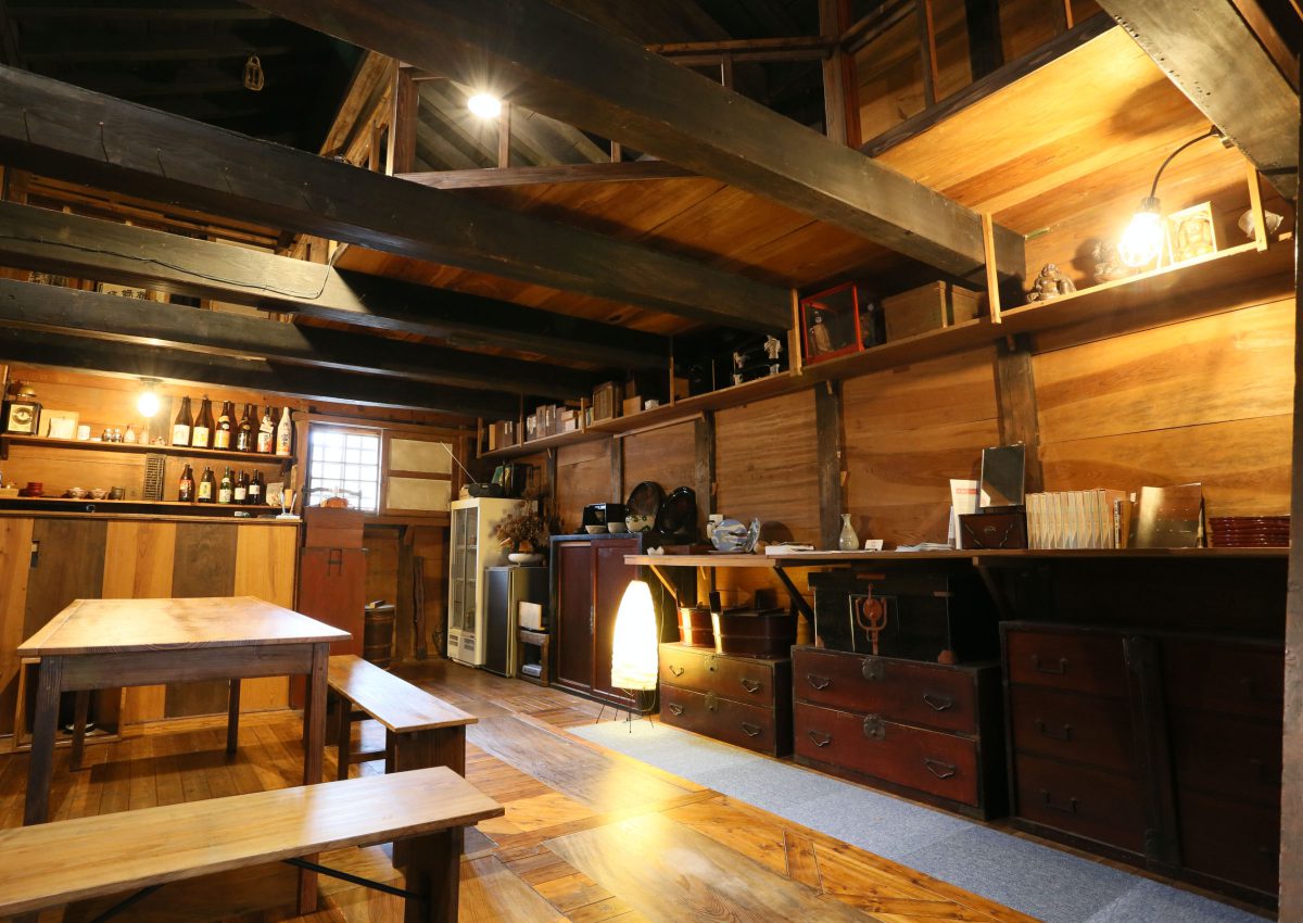 漆喰の宿 天神 — 松江・天神町 · 2019年開業、松江の空き蔵を再生し白漆喰を客室に転用した和モダン宿