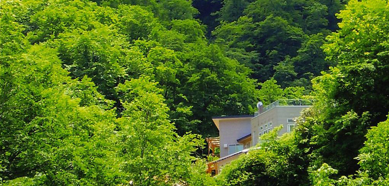 二股らぢうむ温泉旅館 — 北海道・長万部 · 天然記念物の石灰華ドームを擁する山中の一軒宿