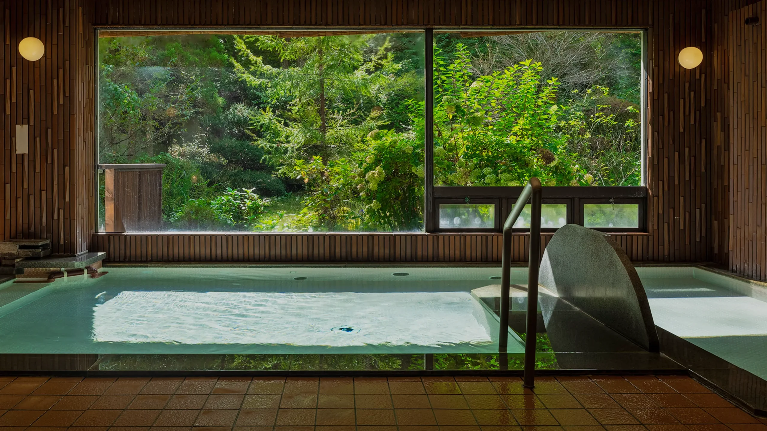 昼神温泉 四季の織 はなや — 長野・阿智村 · 高台立地の中規模旅館外観