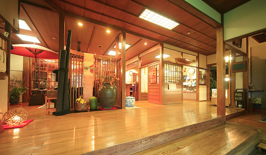安田屋旅館 — 沼津市内浦・駿河湾に面する木造二階・登録有形文化財の宿