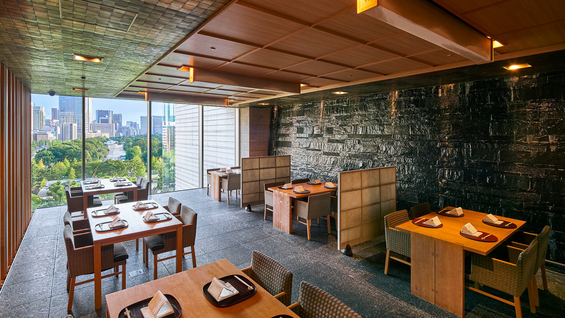 パレスホテル東京 — 丸の内 · 和田倉噴水公園と皇居外苑の水景を統合したガーデンテラス