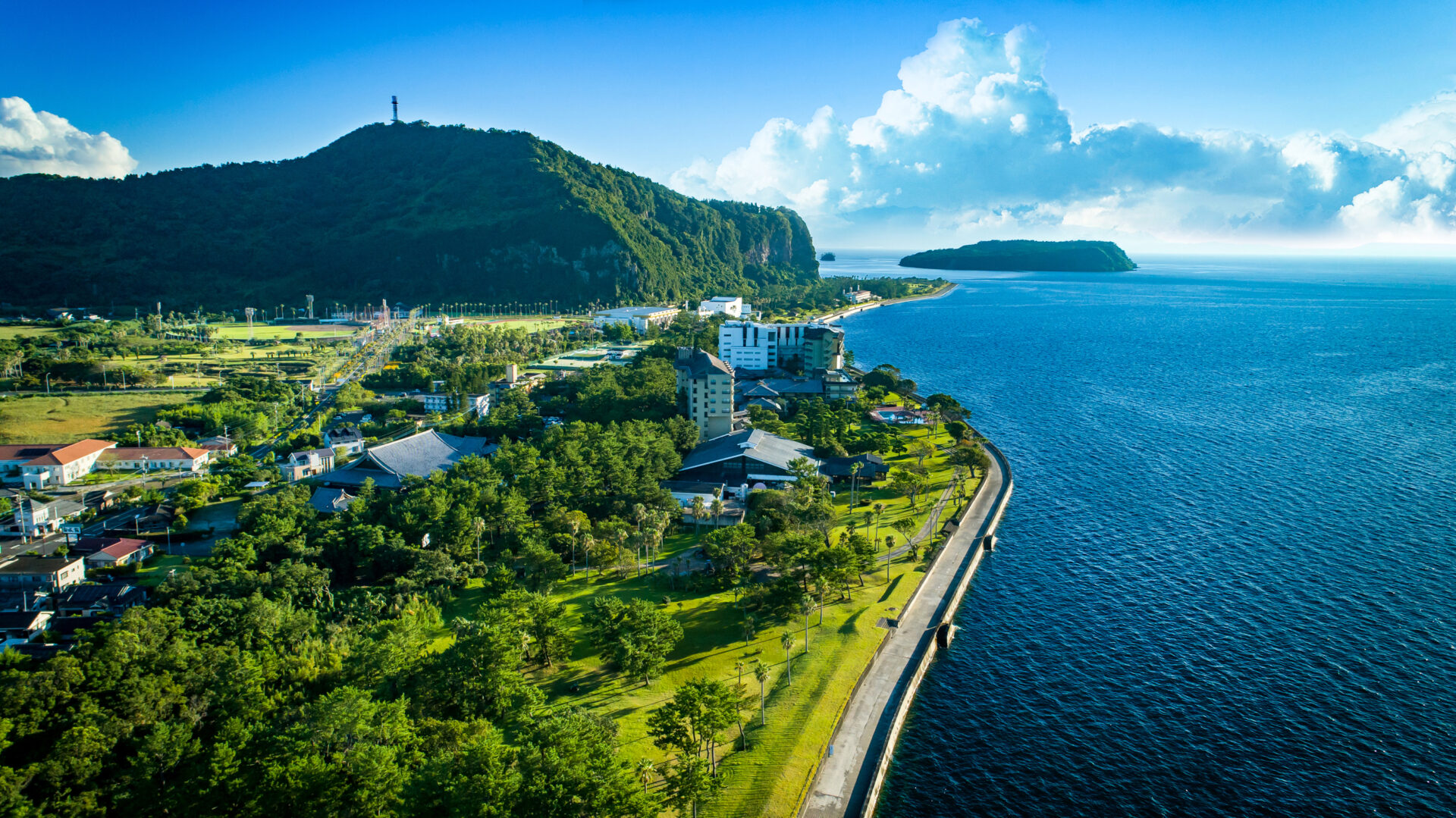 指宿白水館 — 鹿児島・指宿 · 錦江湾と知林ヶ島を望む広大な敷地に建つ大型温泉旅館