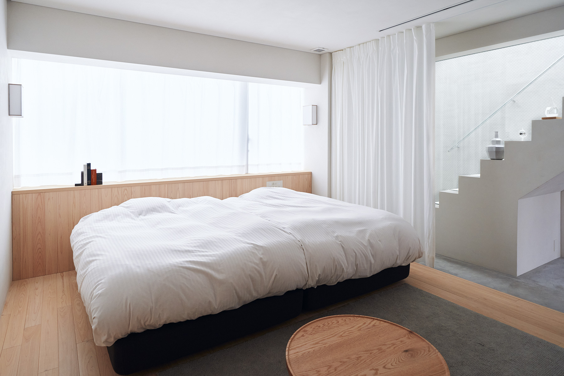 hotel Siro — 東京・西池袋 · 白壁と白い階段が光を回すメゾネットの客室