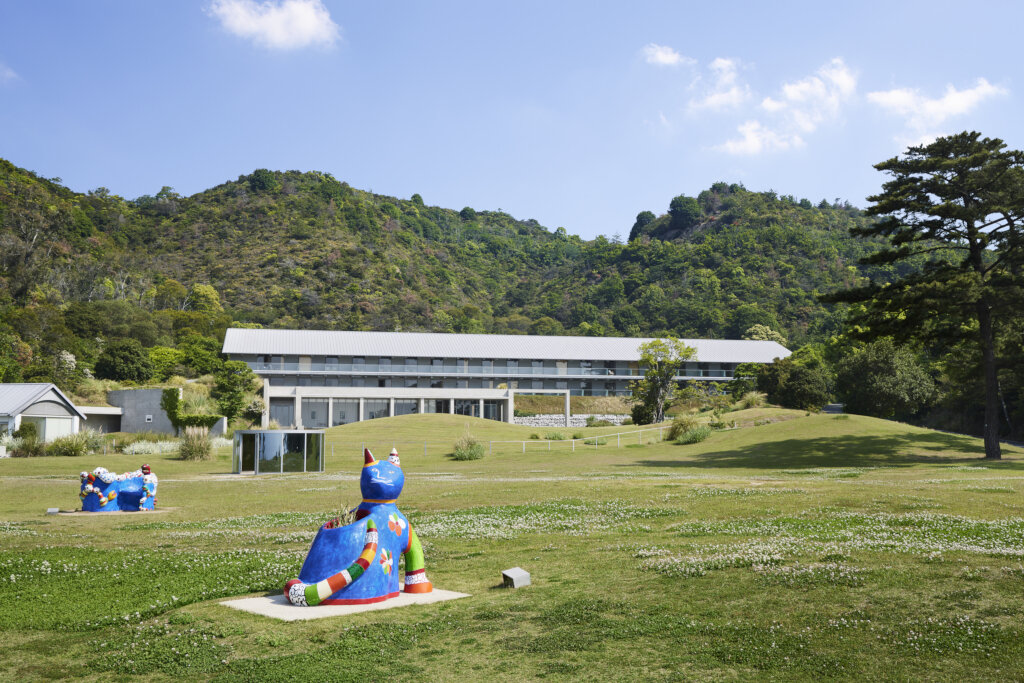 ベネッセハウス パーク — 直島 · 芝生に屋外作品が点在する、安藤建築では数少ない木造の宿泊棟