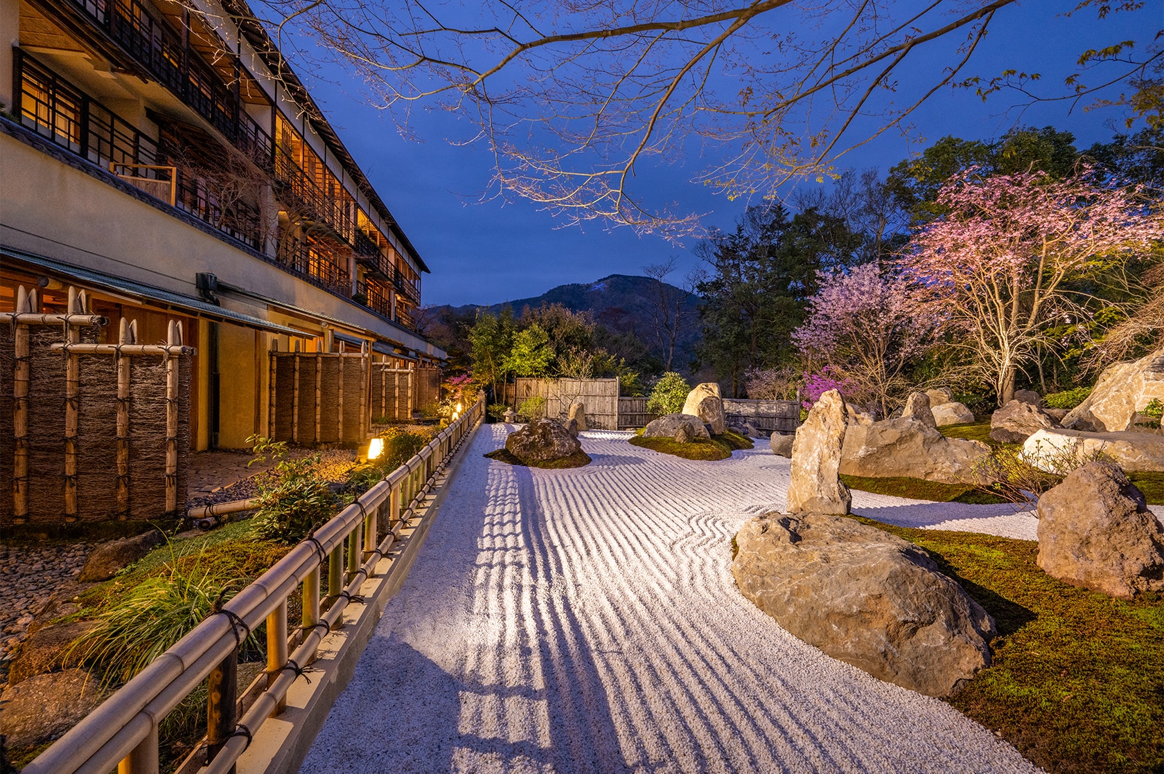 強羅花壇 — 箱根強羅・枯山水の石庭と、竹の袖垣が並ぶ客室棟の外観