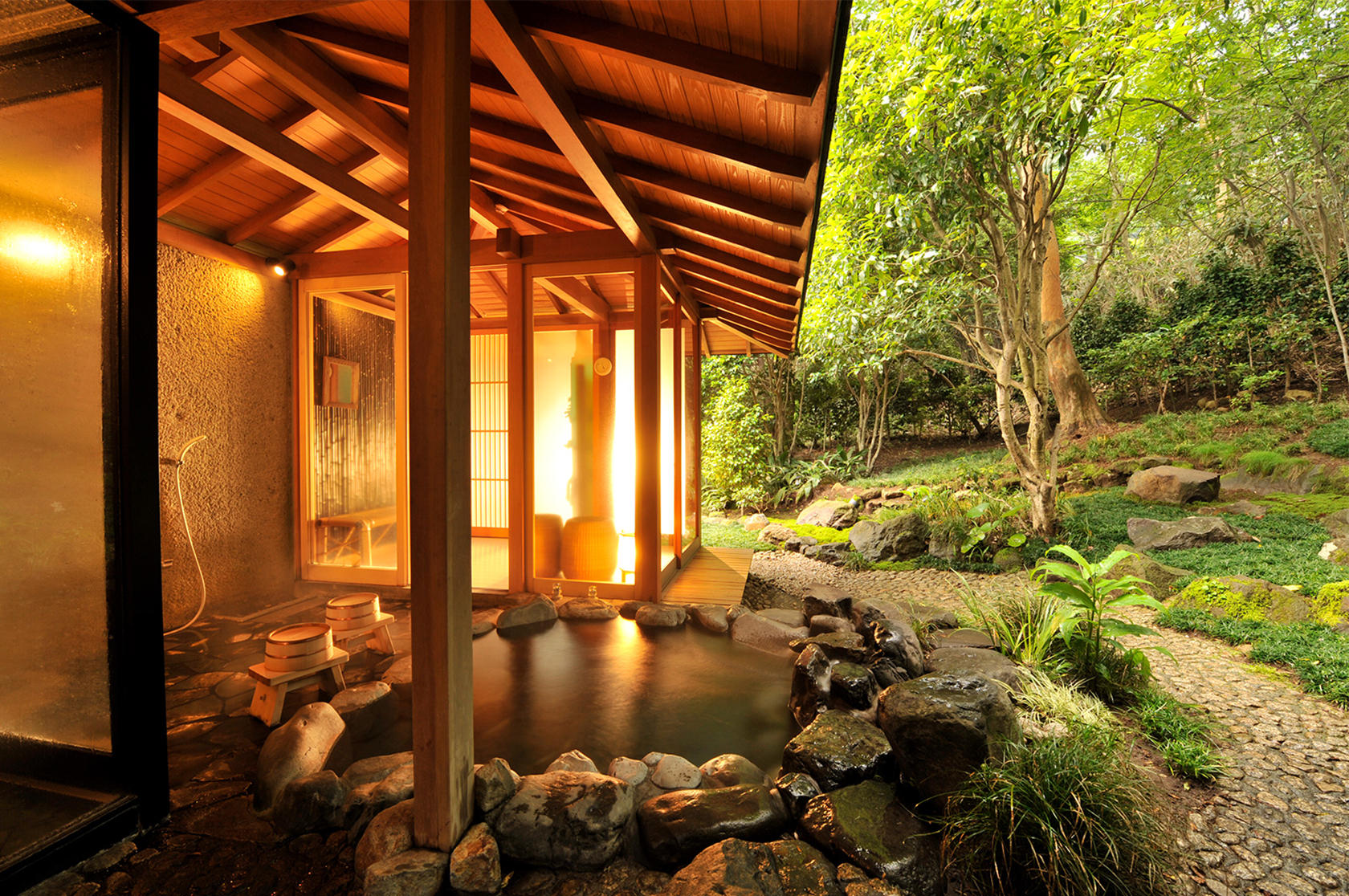 強羅花壇 — 箱根強羅・深い軒の湯屋と岩組の露天風呂、庭に開く庭屋一如の構え