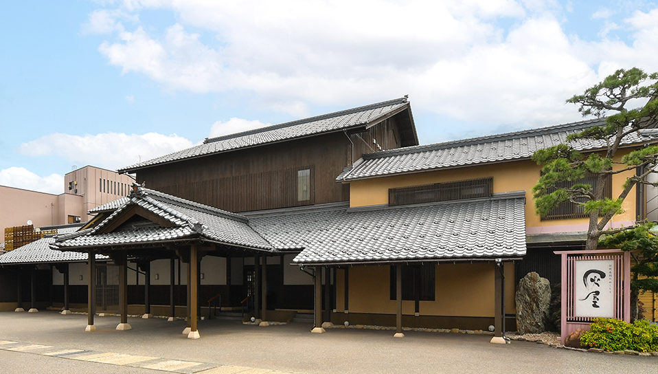 伝統旅館のぬくもり 灰屋 — 福井・あわら温泉 · 明治17年創業、宮大工が創業当時のまま再現した玄関まわりの外観