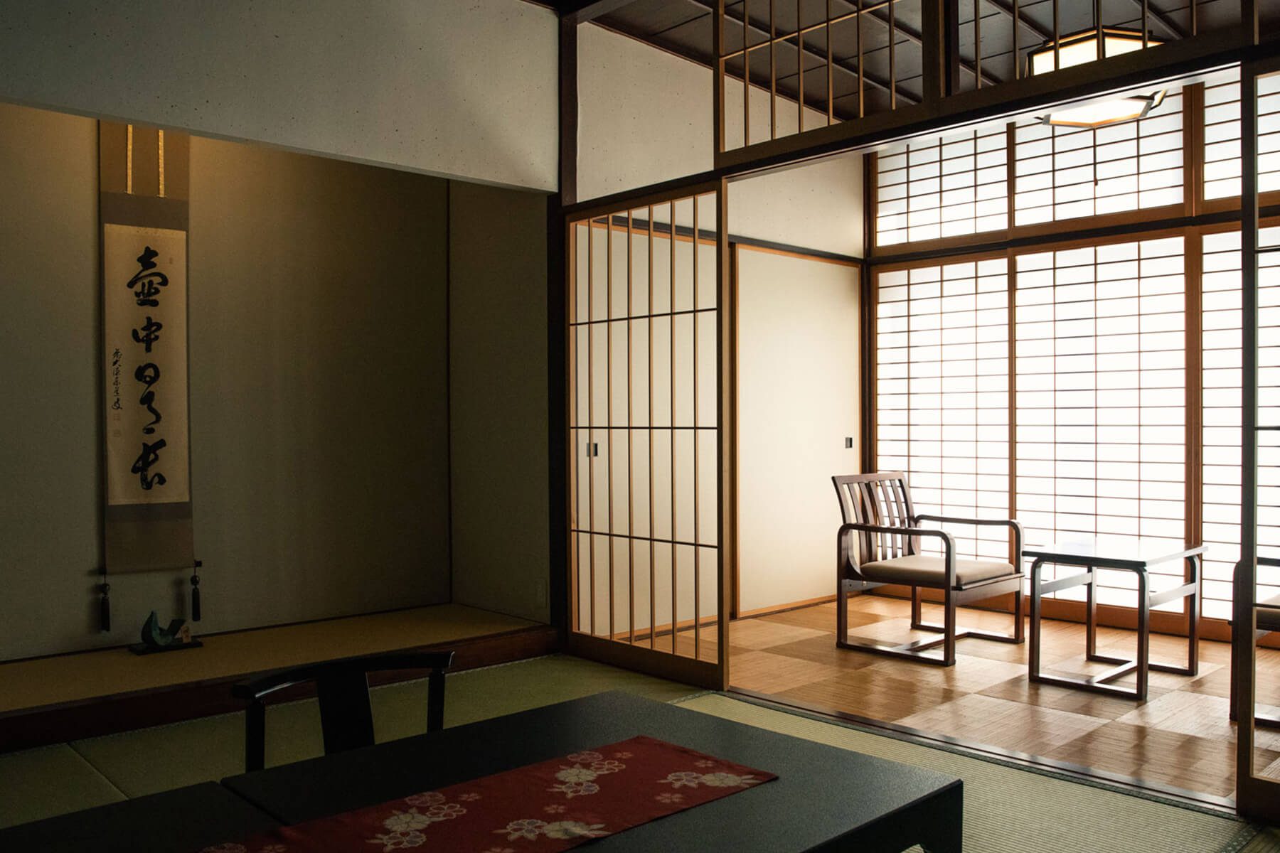 城西館 — 高知市上町 · 明治7年創業の老舗旅館、掛軸を掛けた床の間と障子を備える和室