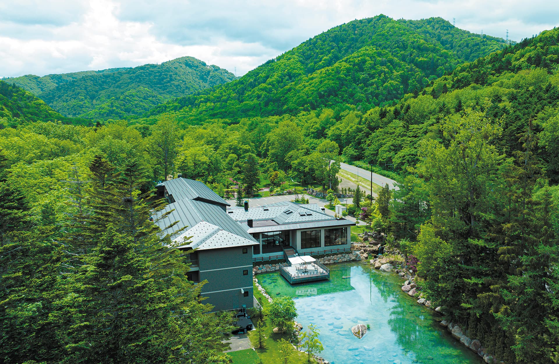 奥定山渓温泉 佳松御苑 — 札幌市南区定山渓857 · 原生林に囲まれた約三千坪の庭園と池泉、水辺に沿って伸びる客室棟