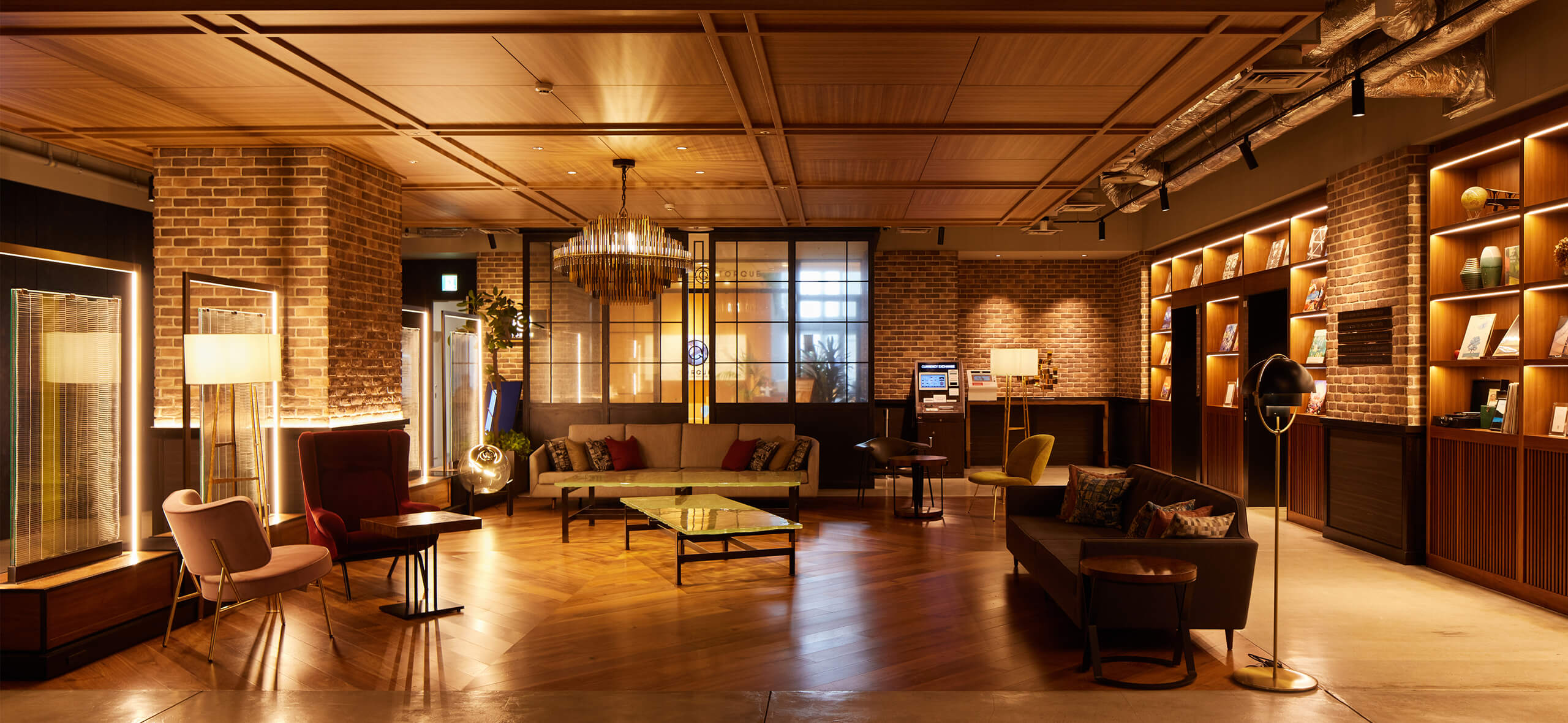 SHIBUYA STREAM HOTEL — 渋谷区渋谷三丁目 · 煉瓦と木を組んだ4階ロビーラウンジ