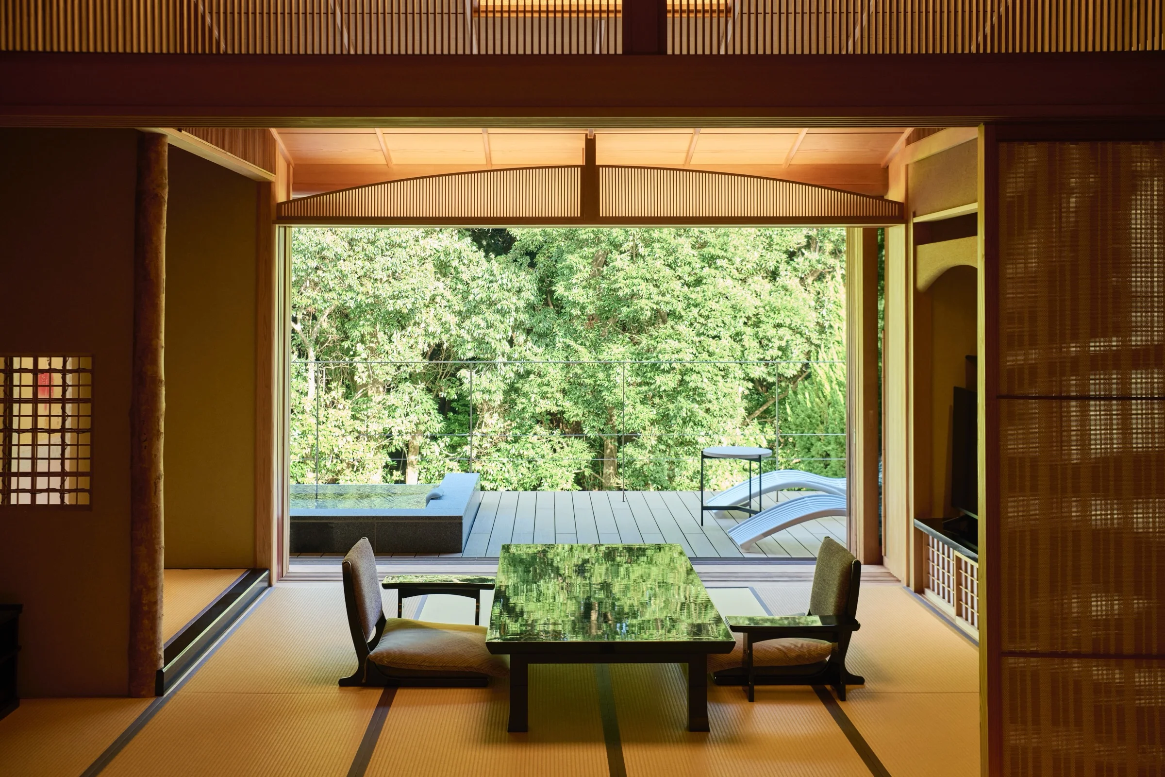 赤沢迎賓館 — 静岡県伊東市赤沢 · 相模灘を望む高台の数寄屋、専用露天風呂を備えた二階和室の座敷