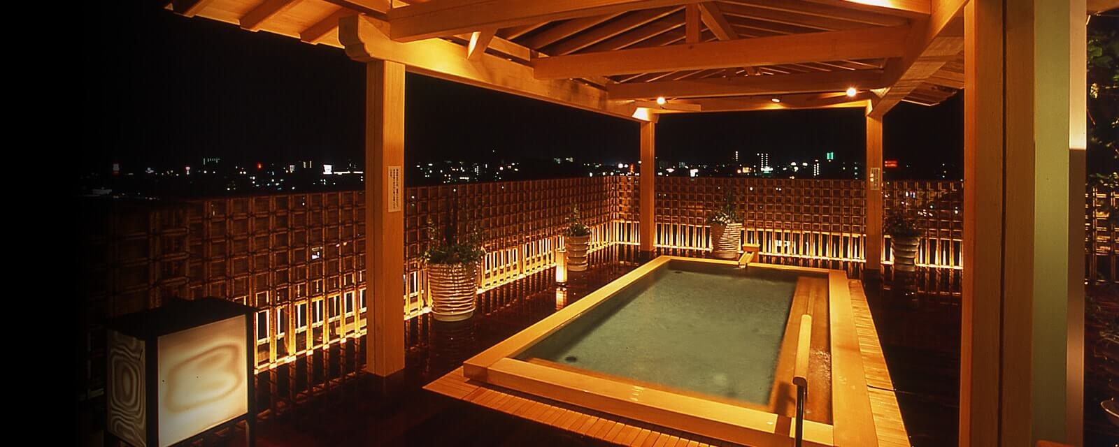城西館 — 高知市上町 · 2004年に設けられた最上階の展望露天風呂と城下町の夜景