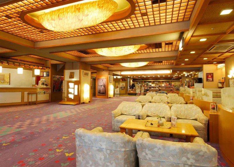 土佐御苑 — 高知市大川筋 · 和紙を思わせる大判の照明を天井に納めた1階ロビー