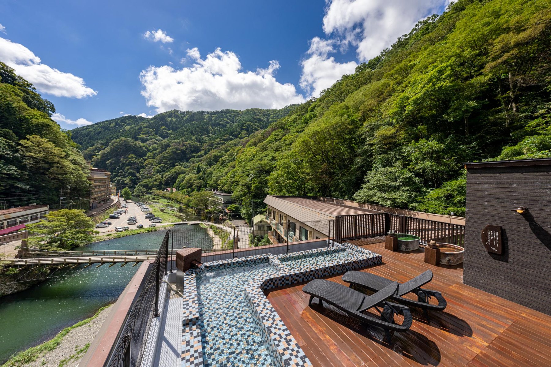 湯原温泉 八景 — 岡山県真庭市・湯原温泉。旭川と湯原ダム下流の谷を見下ろす屋上の貸切露天風呂「空の湯」