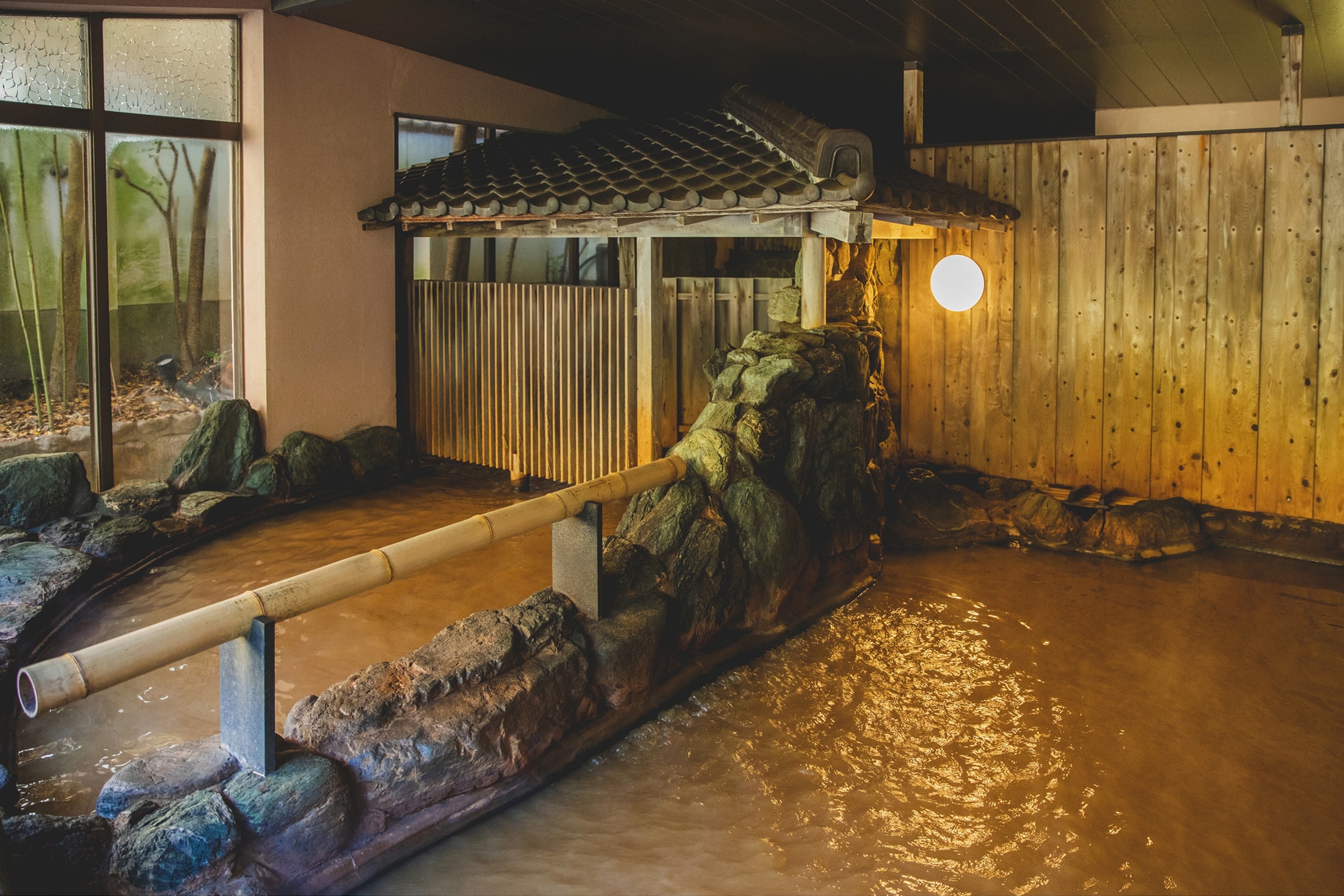 陶泉 御所坊 — 神戸市北区有馬町 · 板壁と瓦屋根の湯口を室内に立てた金泉浴場「金郷泉」