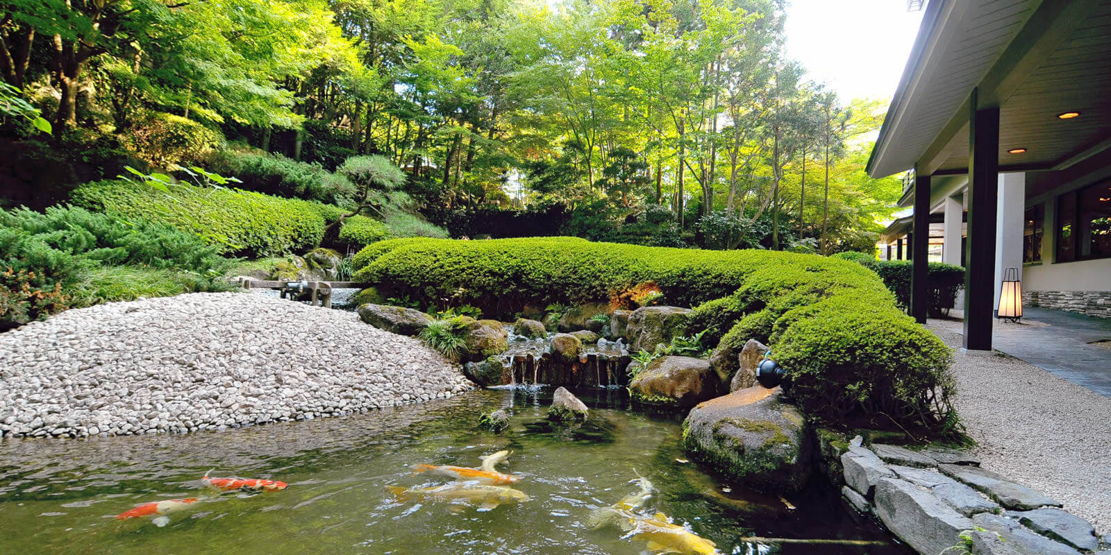 中の坊瑞苑 — 神戸市北区有馬町 · 刈込と白砂の庭に深い庇を落とす館内動線