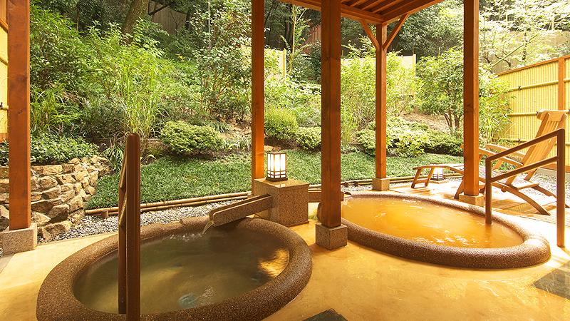 竹取亭 円山 — 神戸市北区有馬町 · 木の柱と庇の下、無色の銀泉と褐色の金泉を並べた貸切露天